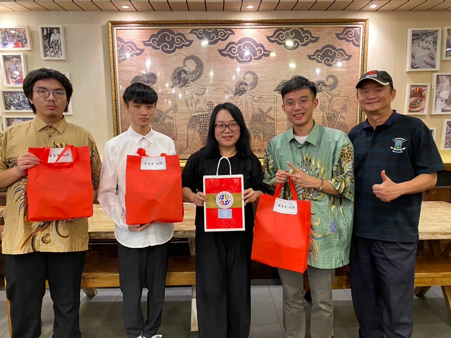 家長會長劉金英女士致贈紀念品