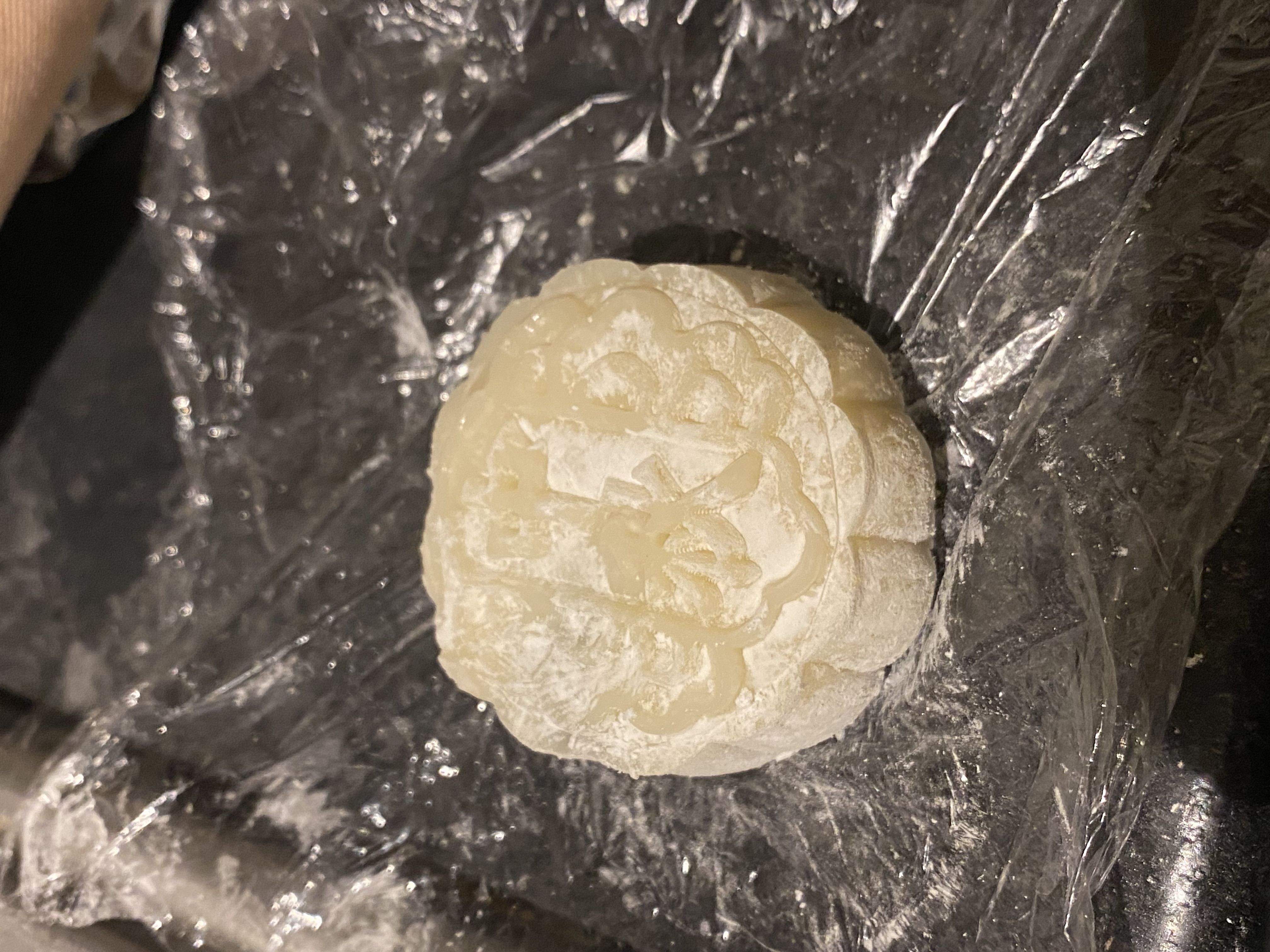 冰皮月餅完成後印有中秋二字