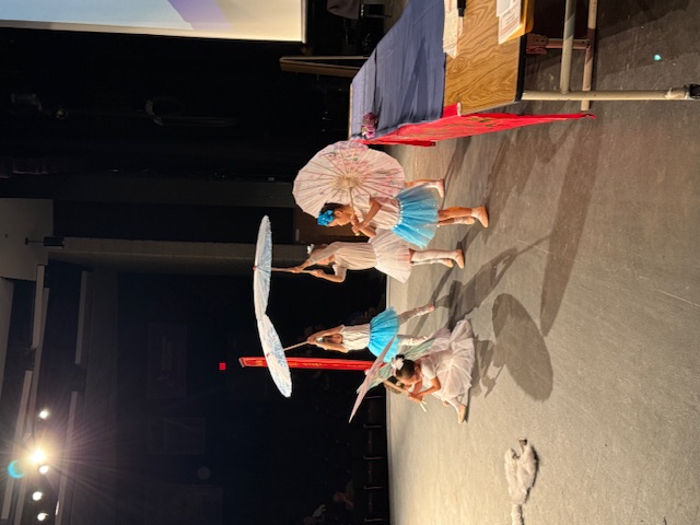 壓軸由民族舞蹈班演出,甜美笑容與舞姿贏得滿場掌聲。