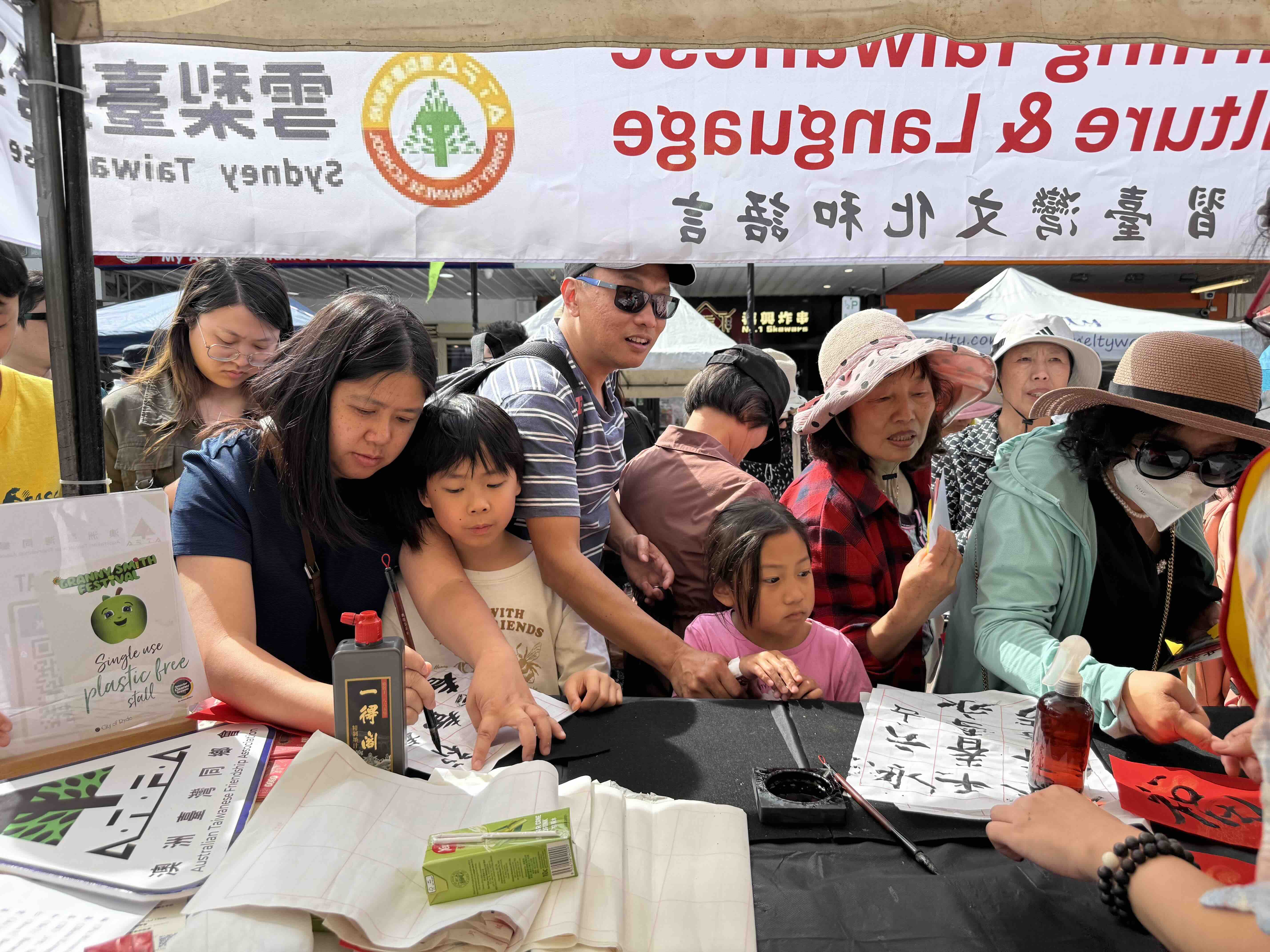 現場人潮絡繹不絕，許多外國朋友與臺僑爭相體驗，展攤前一度水泄不通，洋溢著濃濃的節慶氛圍。