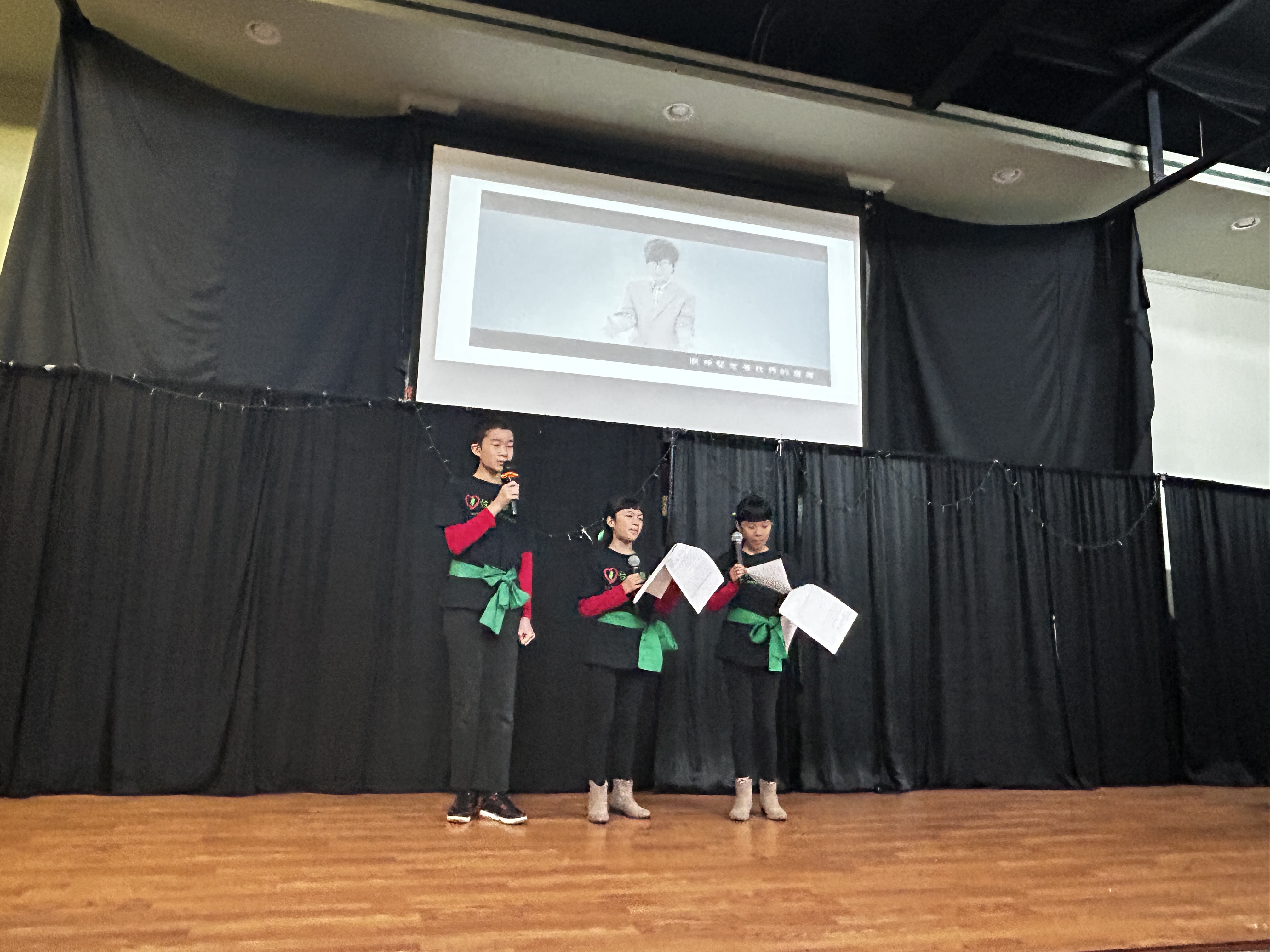 學生演唱中文歌曲
