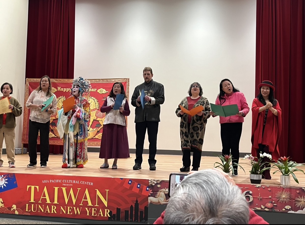 學生和老師在新春活動以國語演唱「恭喜恭喜」