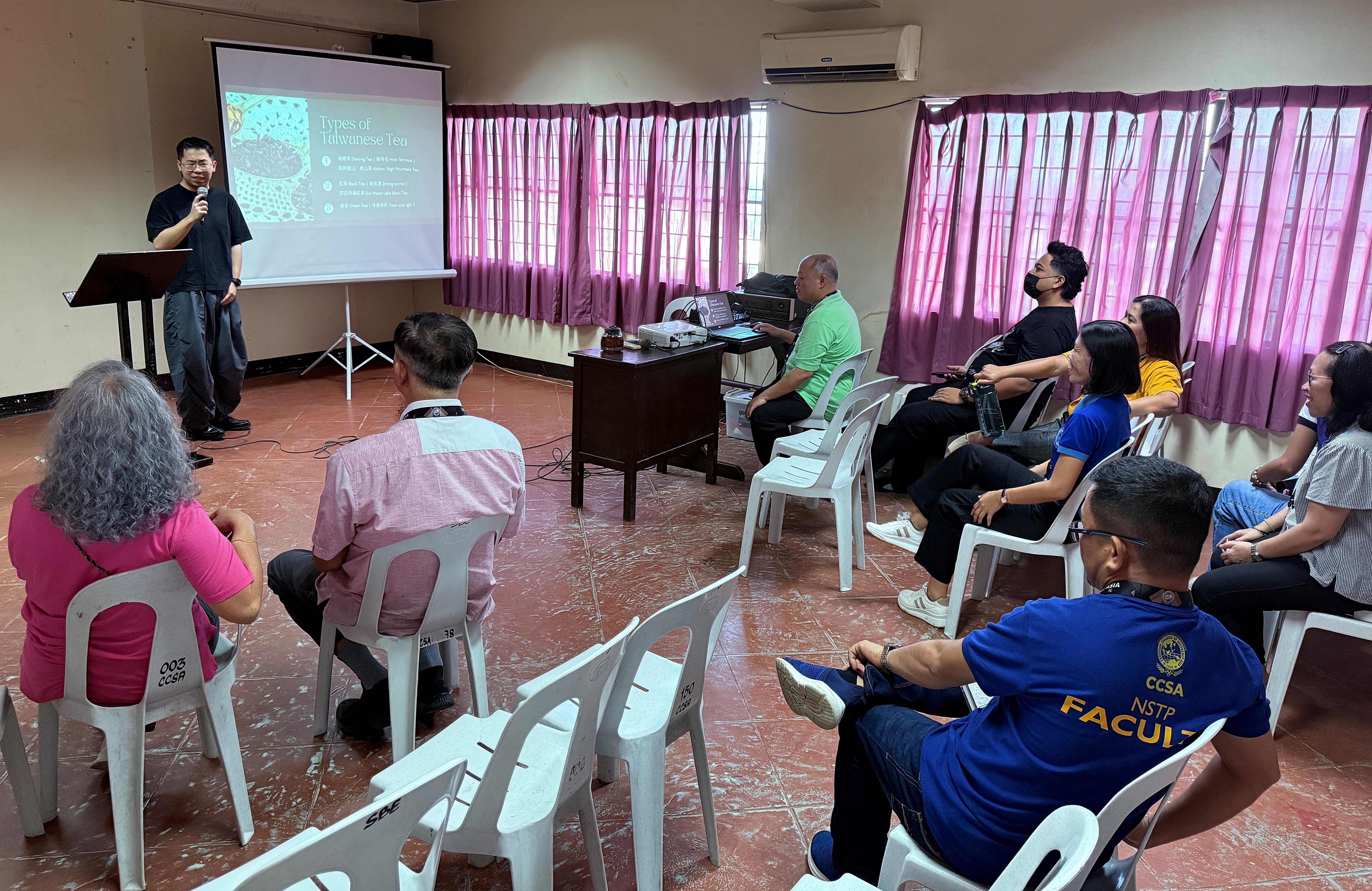 聽講師生專心投入瞭解台灣茶葉知識與文化