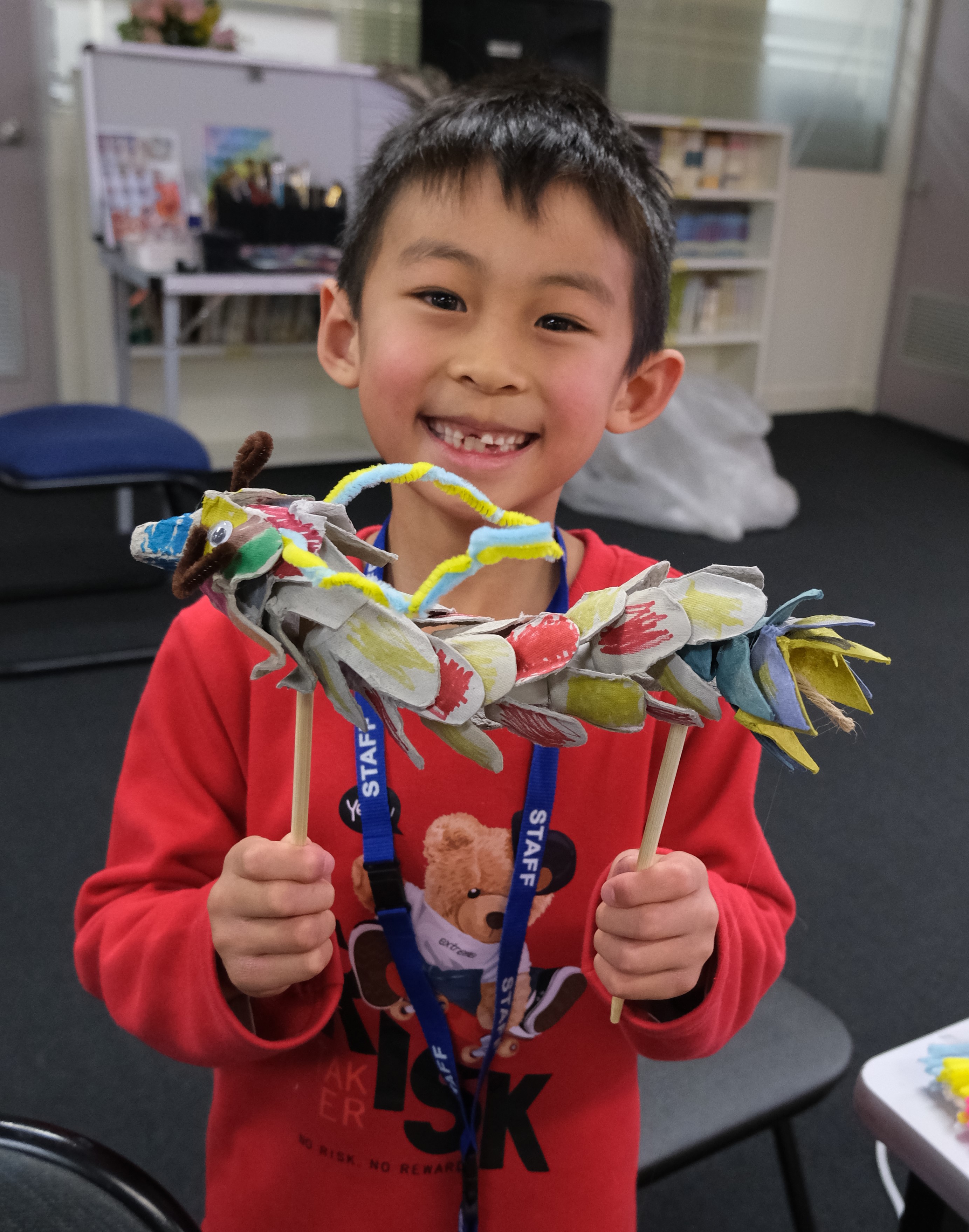 學生展示龍的作品