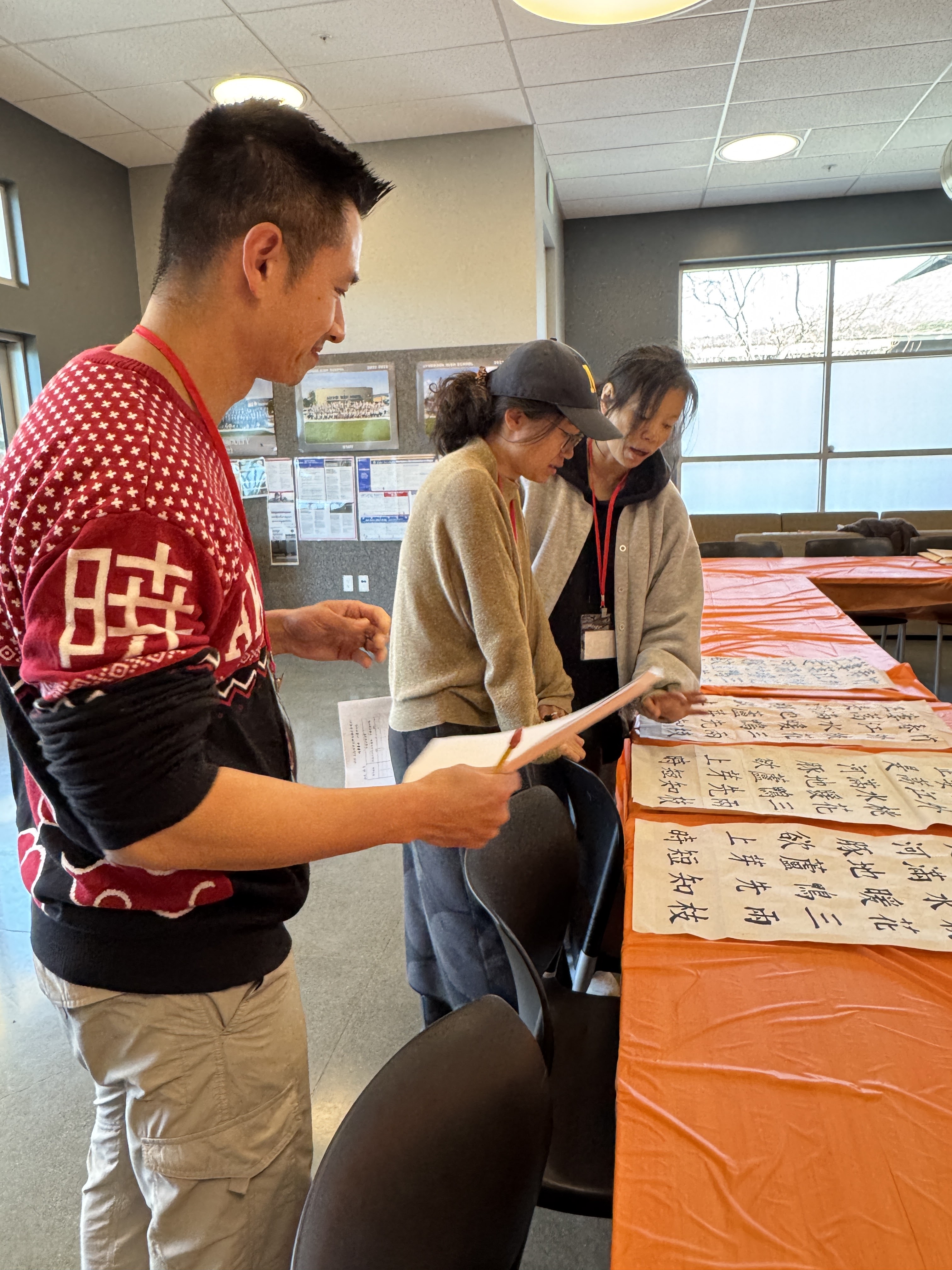 毛筆書法評審聚精會神的討論交換意見