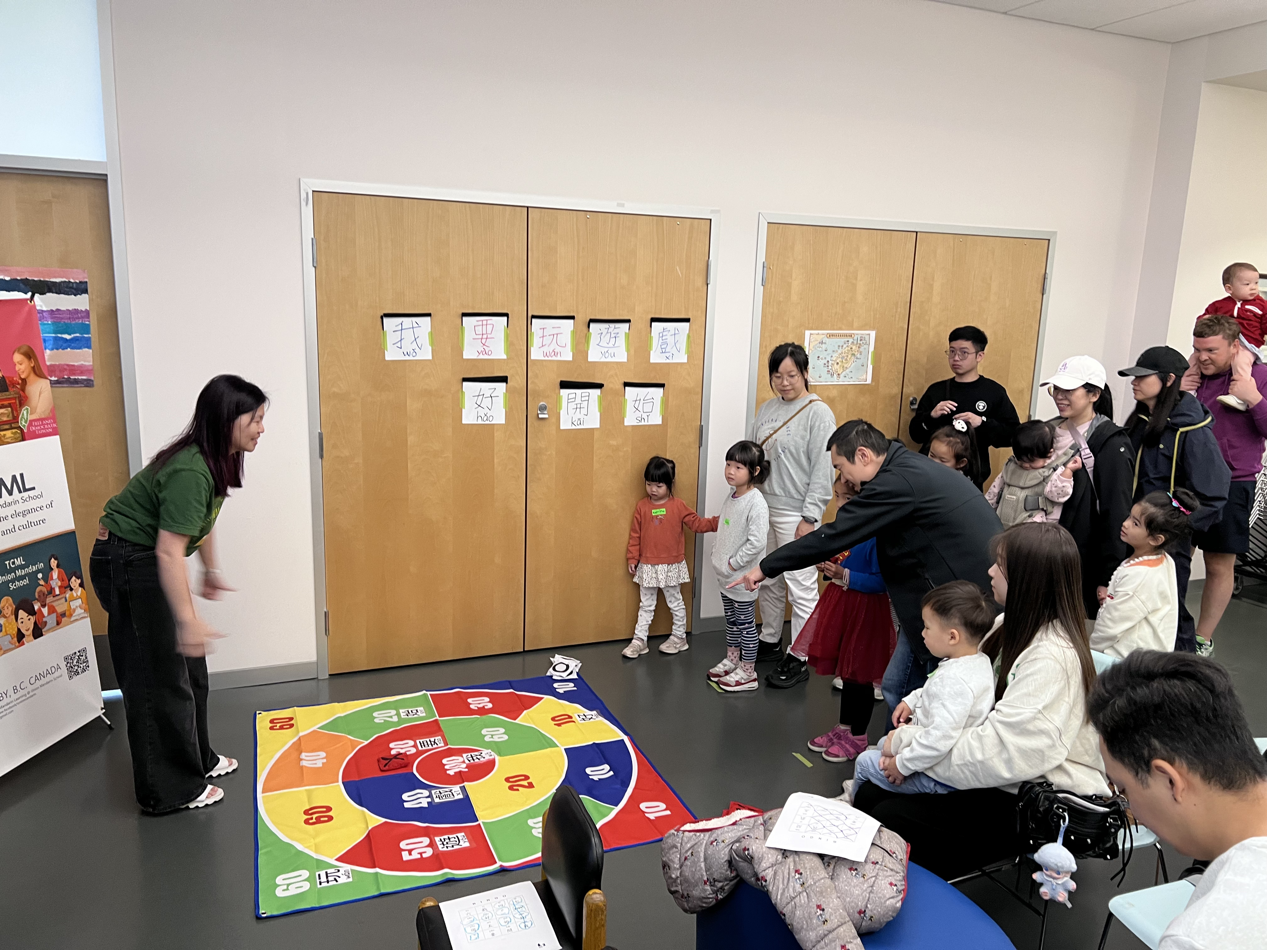 擲布包中文挑戰賽之一，大家躍躍欲試，勇敢挑戰