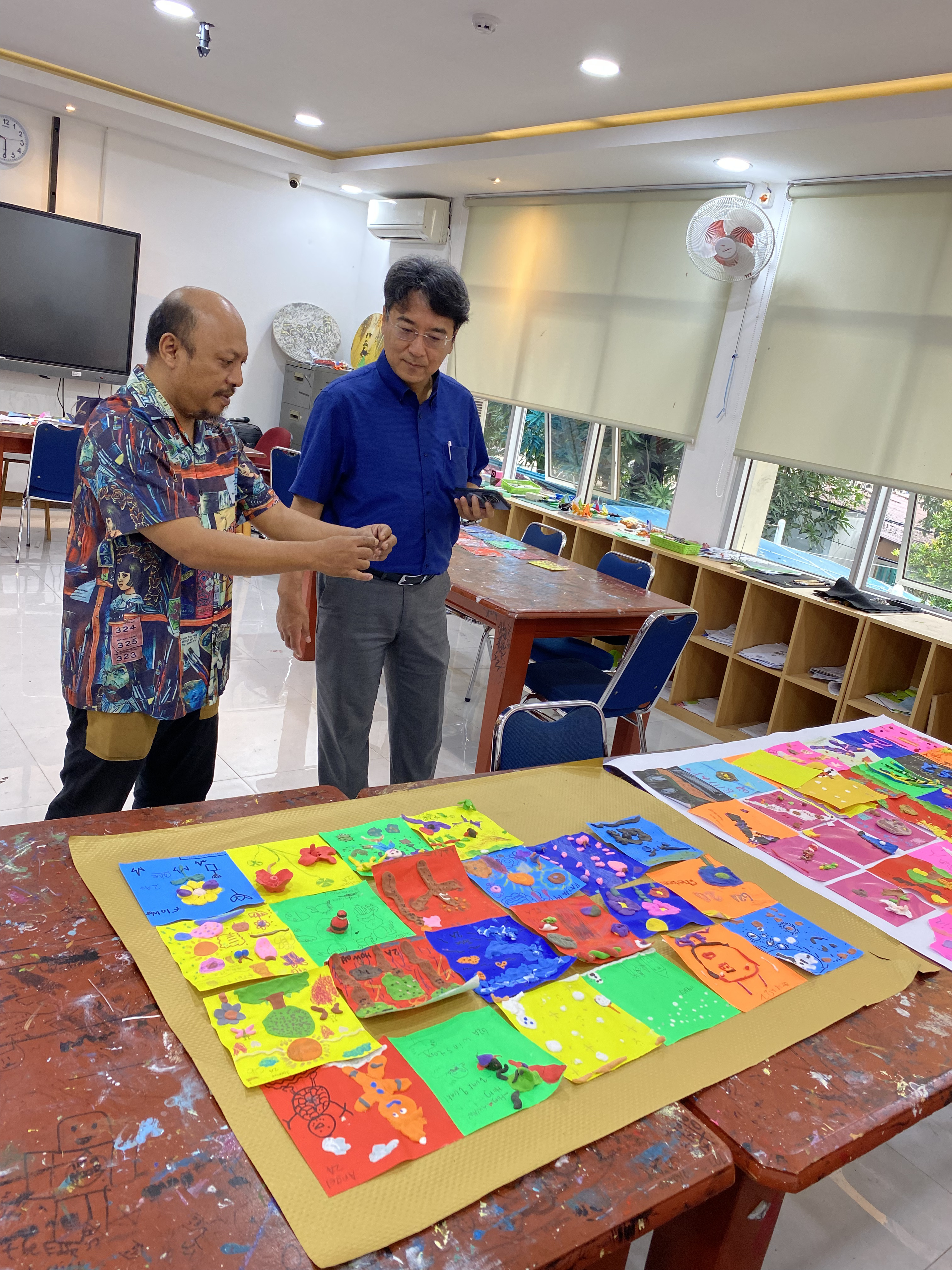 臺藝大教授李其昌欣賞學生藝術作品由藝術教師Mr.Irpan介紹