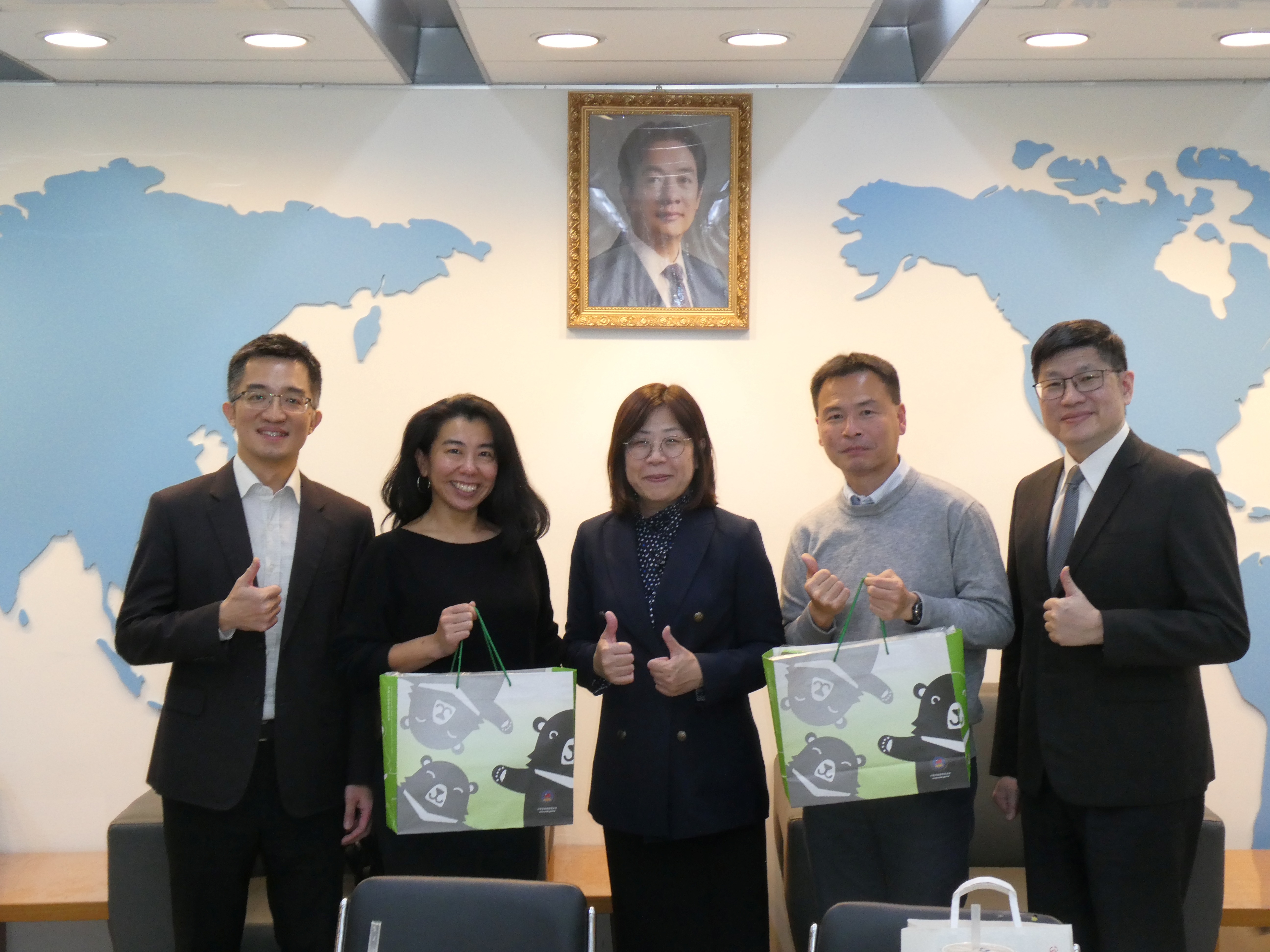 在僑委會受到熱烈的歡迎