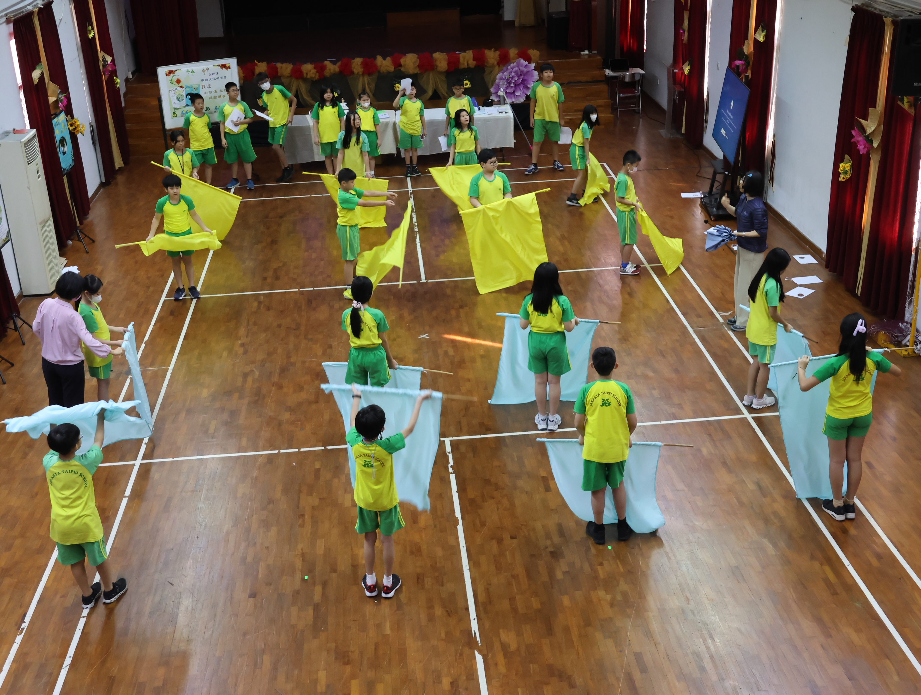 小學部學生扮演蝦兵蟹將整裝待發