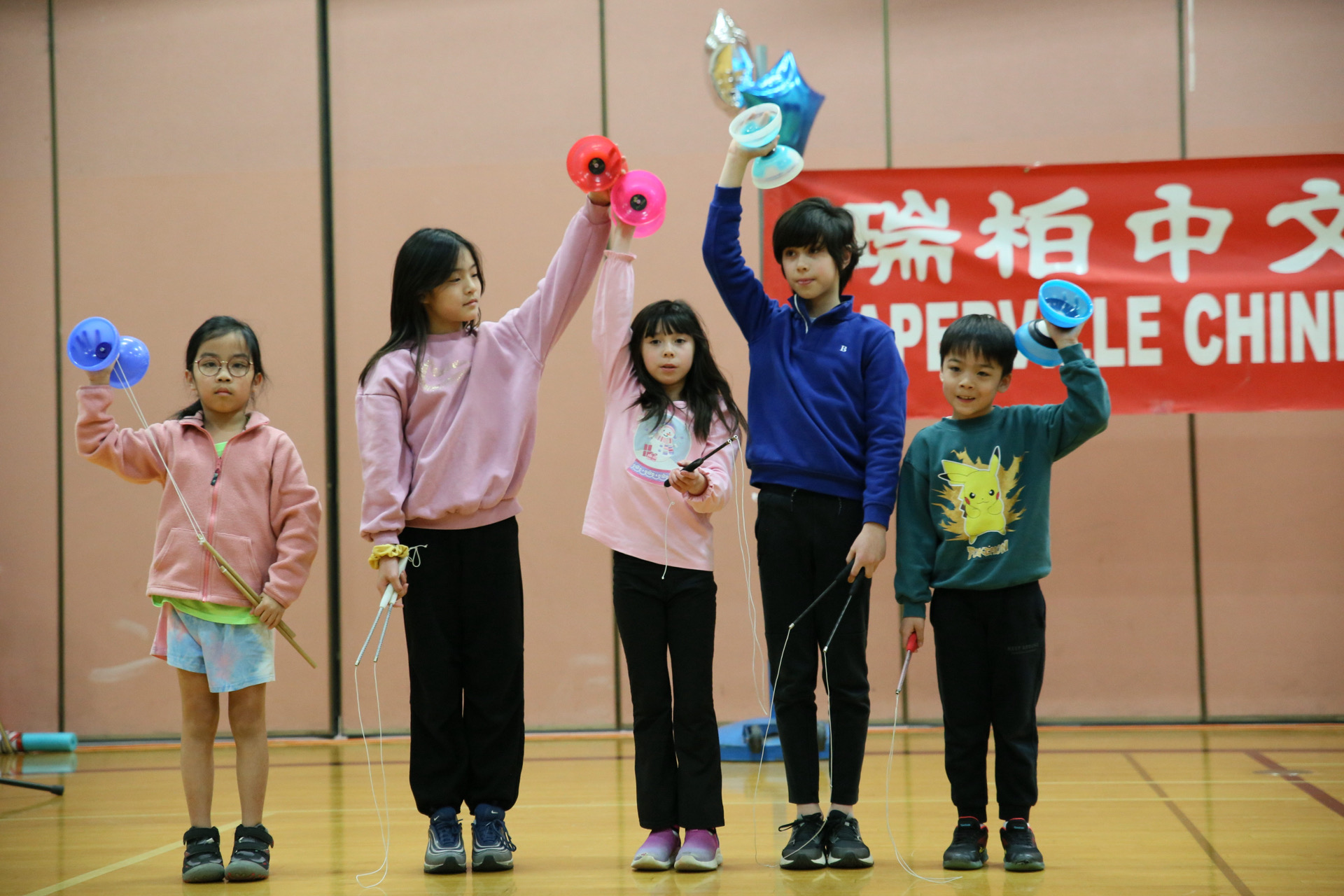 扯鈴班同學表演