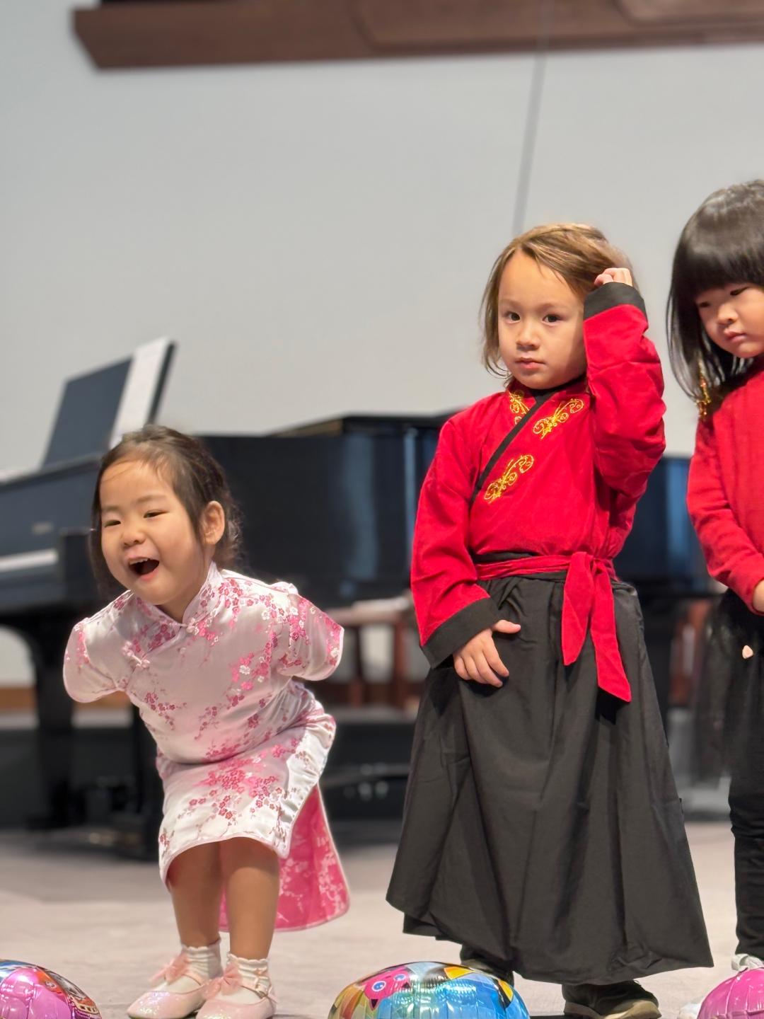 幼幼班小朋友著旗袍演出