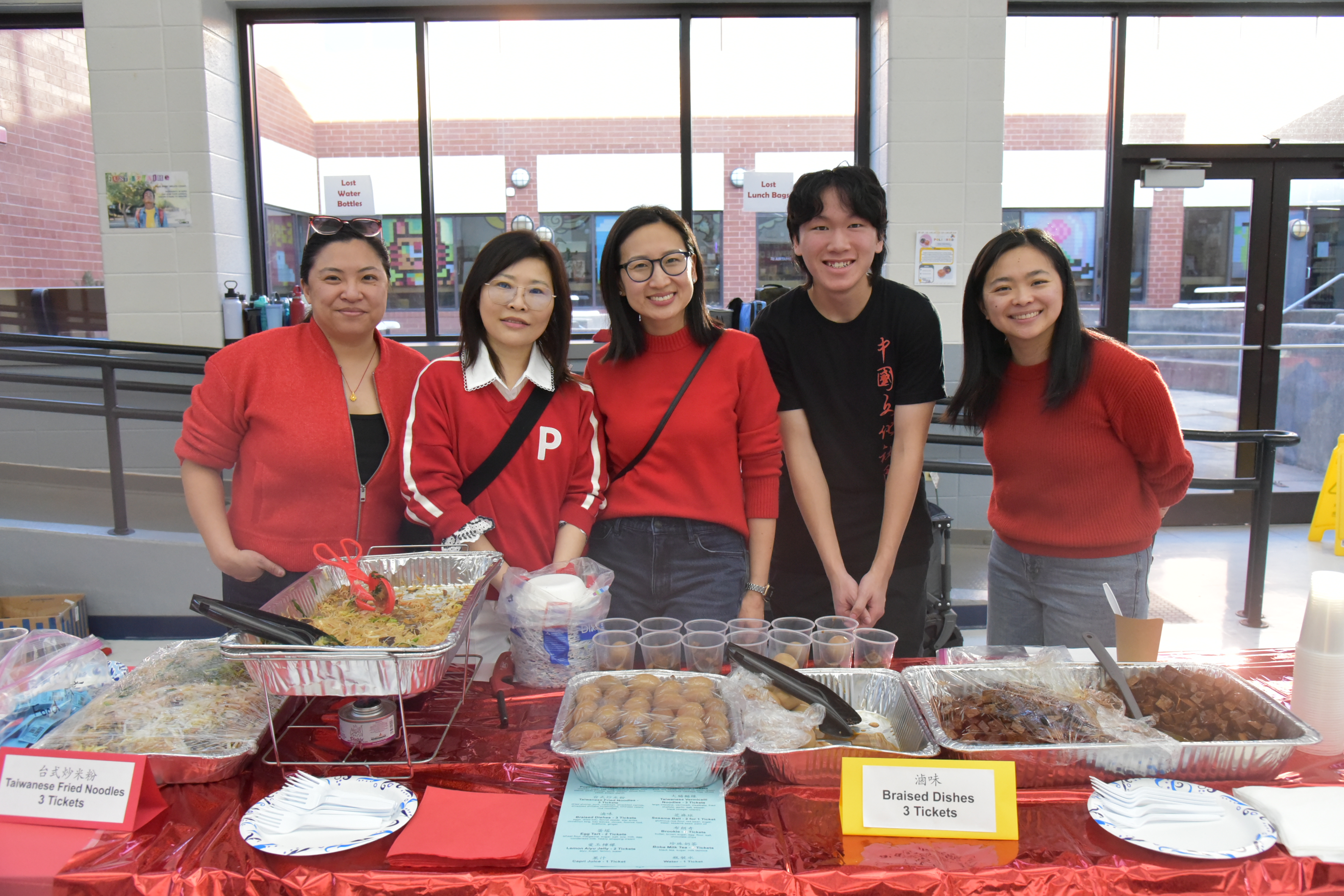 志工們帶來美食