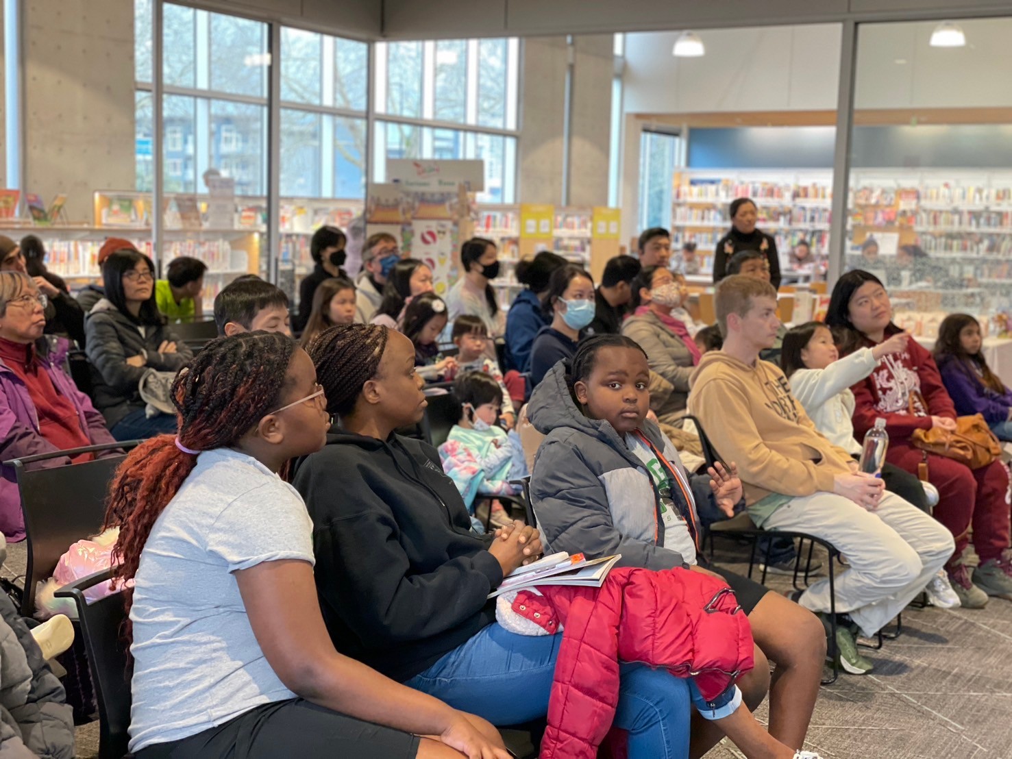 全神投入猜燈謎活動