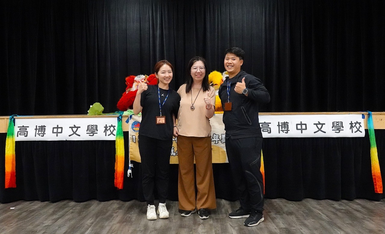 台灣民俗老師白老師與劉老師洛僑文化中心鐘主任，到高博中文學校夏令營場地，查看夏令營學生上課的狀況