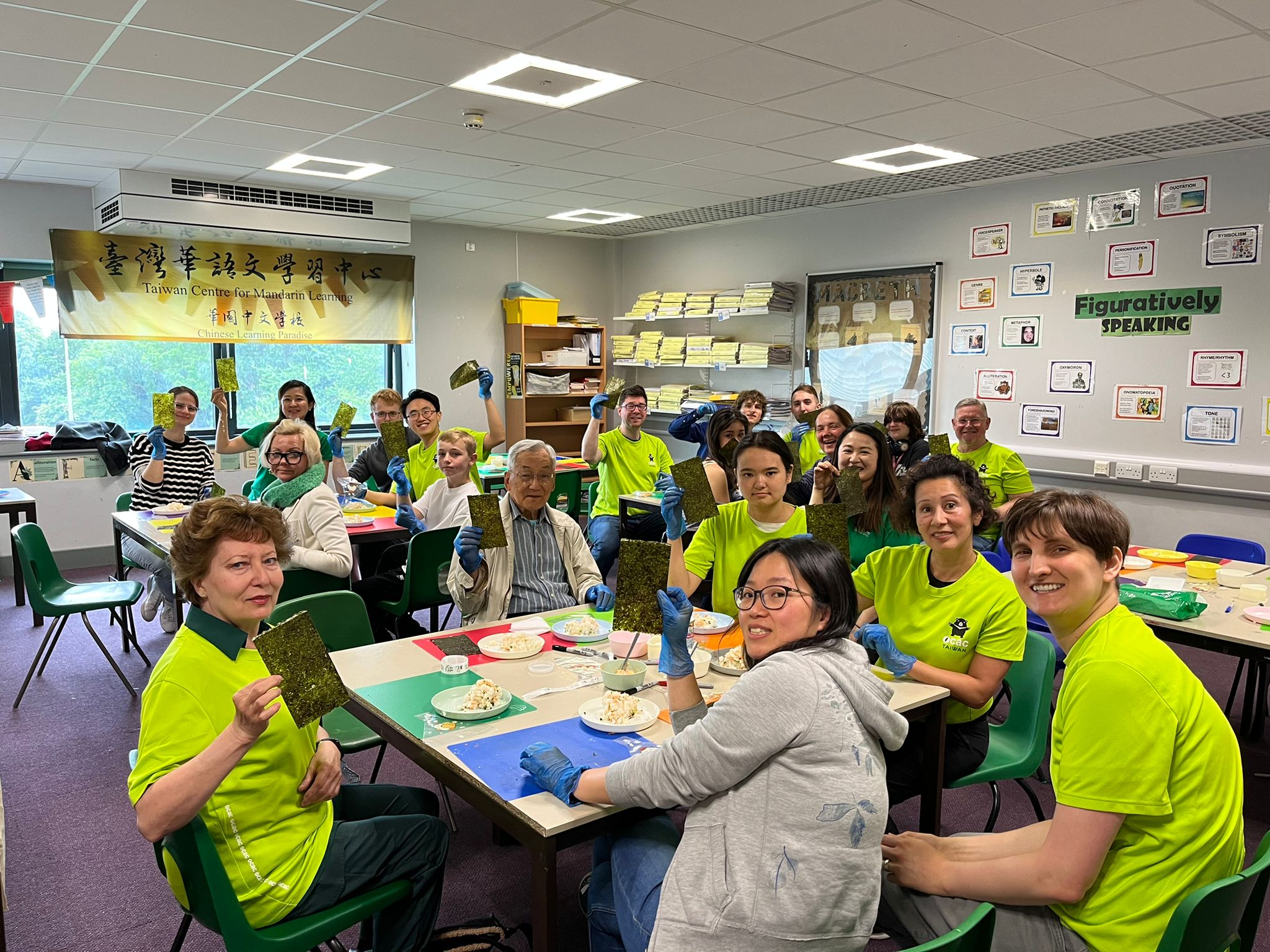 成人班做三角飯糰