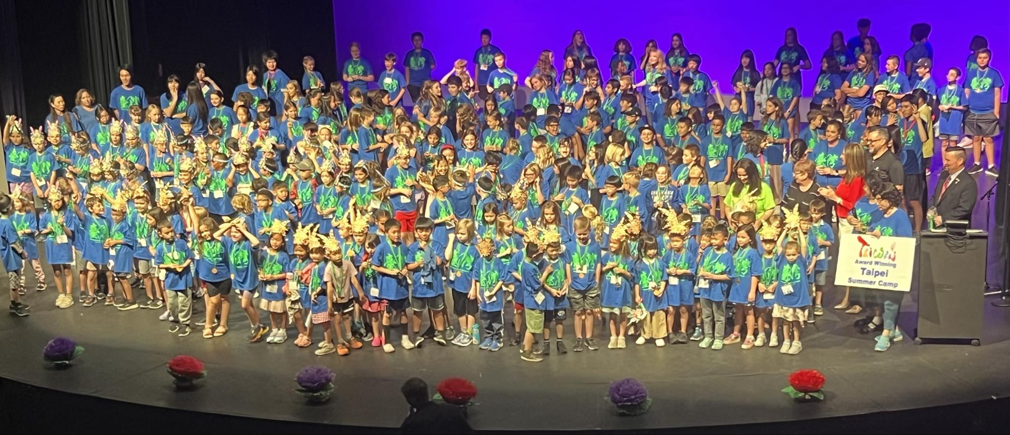 夏令營結業學生穿著夏令營衫領取金牌