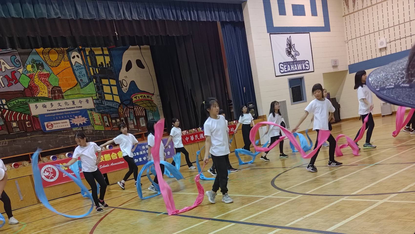 Grade 4-8 呈現的「風華絕代舞飛天」