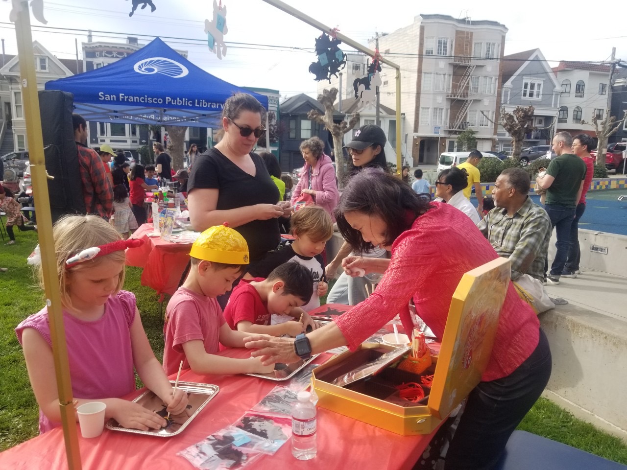 創作以紙製作皮影戲戲偶, 讓孩子們自然地走進傳統藝術的世界，感受文化之美與傳承的意義。