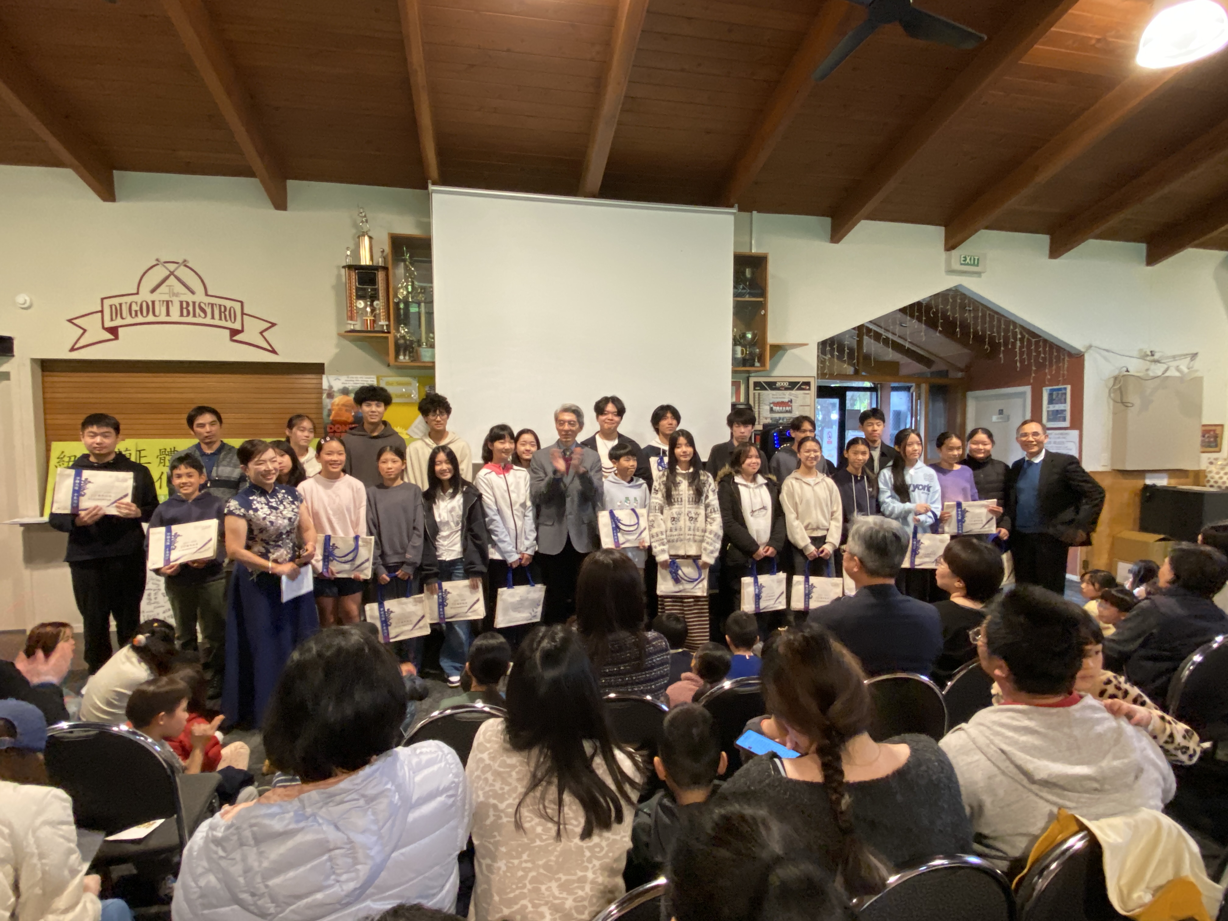 林處長頒發8到10年連續參賽者