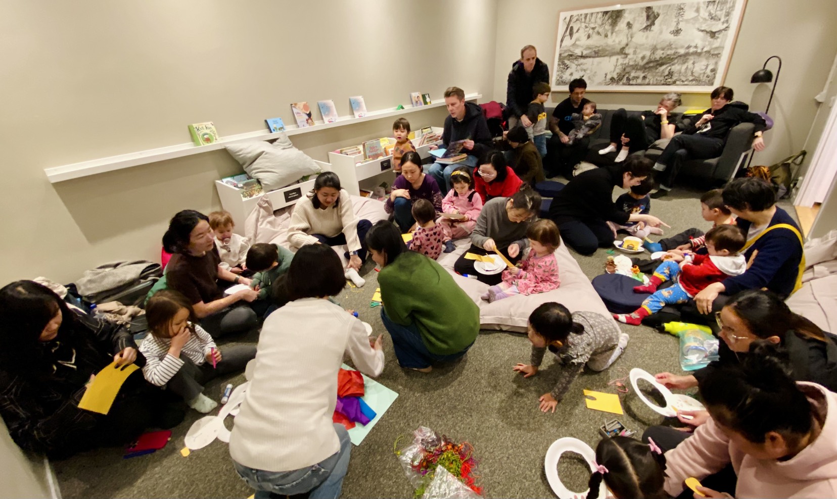 老師帶領大家做手作活動