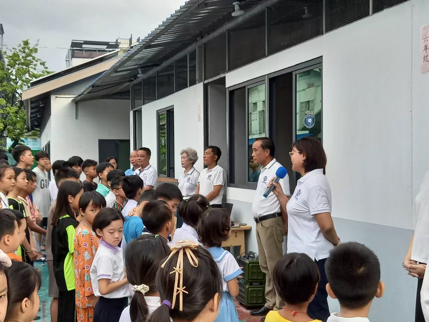 初中部主任黃秀麗致詞