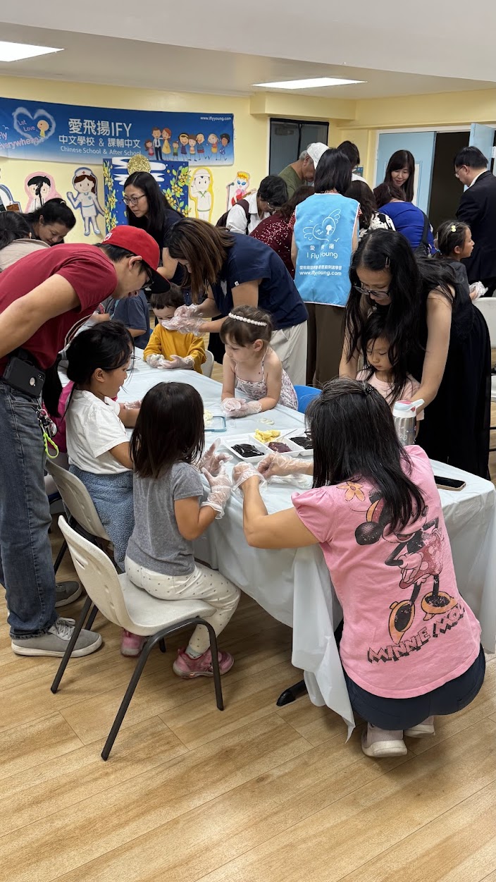 大人小孩跨文化做月餅