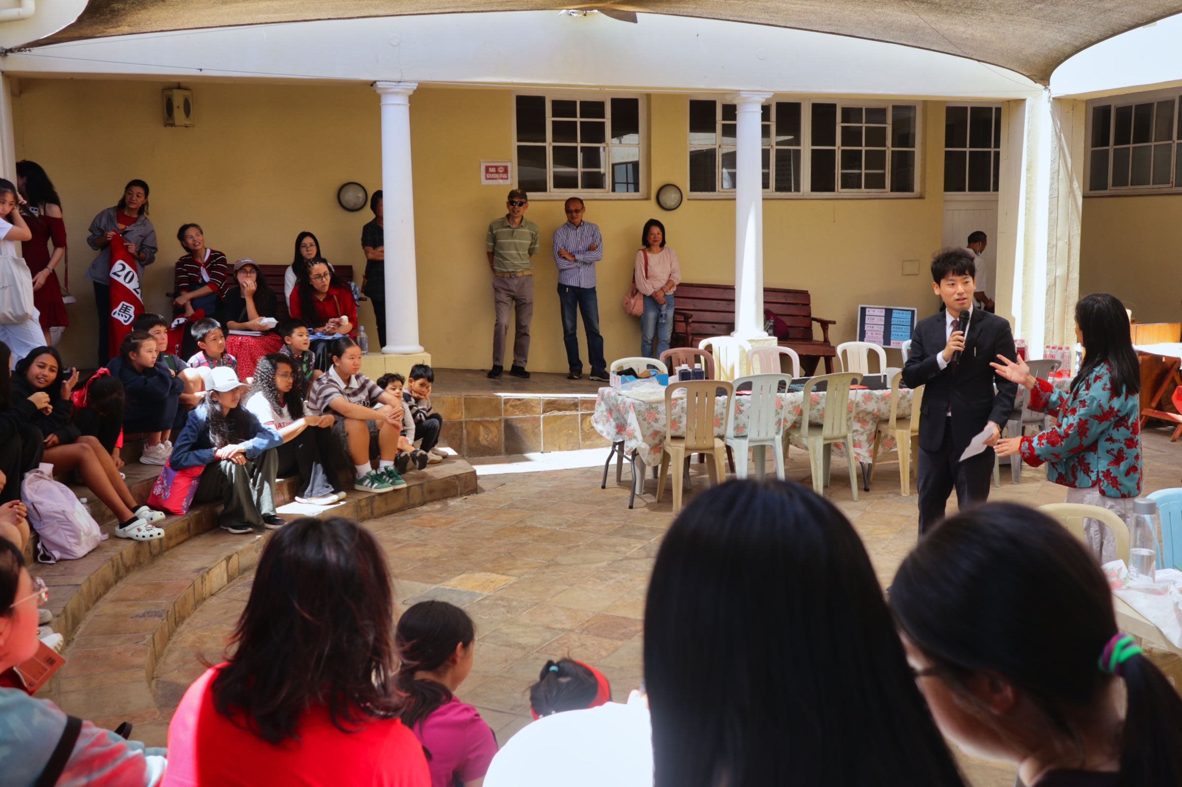 大家猜燈謎，當場充滿了歡樂的活動氣氛