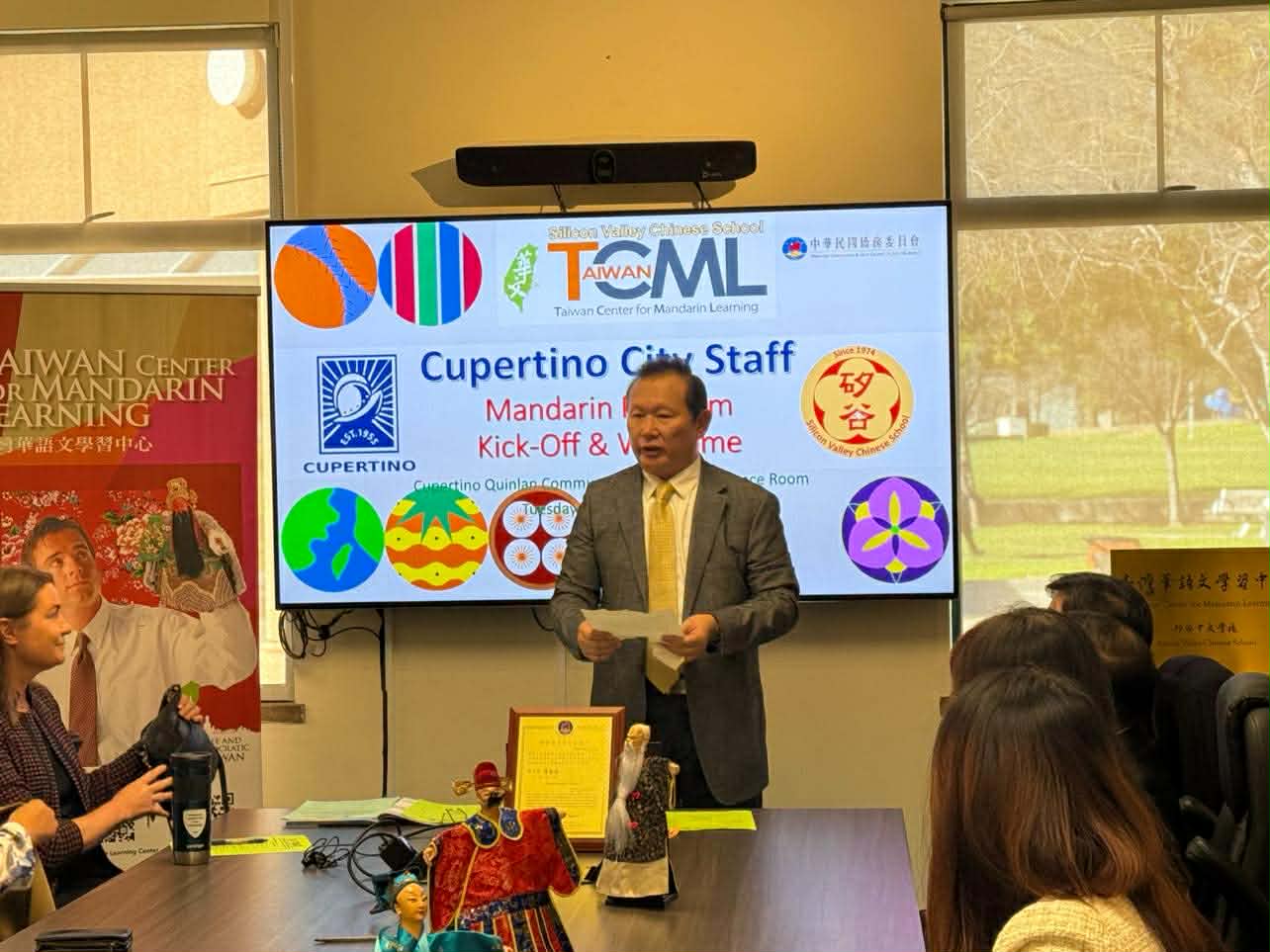 矽谷中文學校校長暨 FUHSD 公立高中學區委員會主席寇惠風於開學日為所有學員們致上勉勵演說