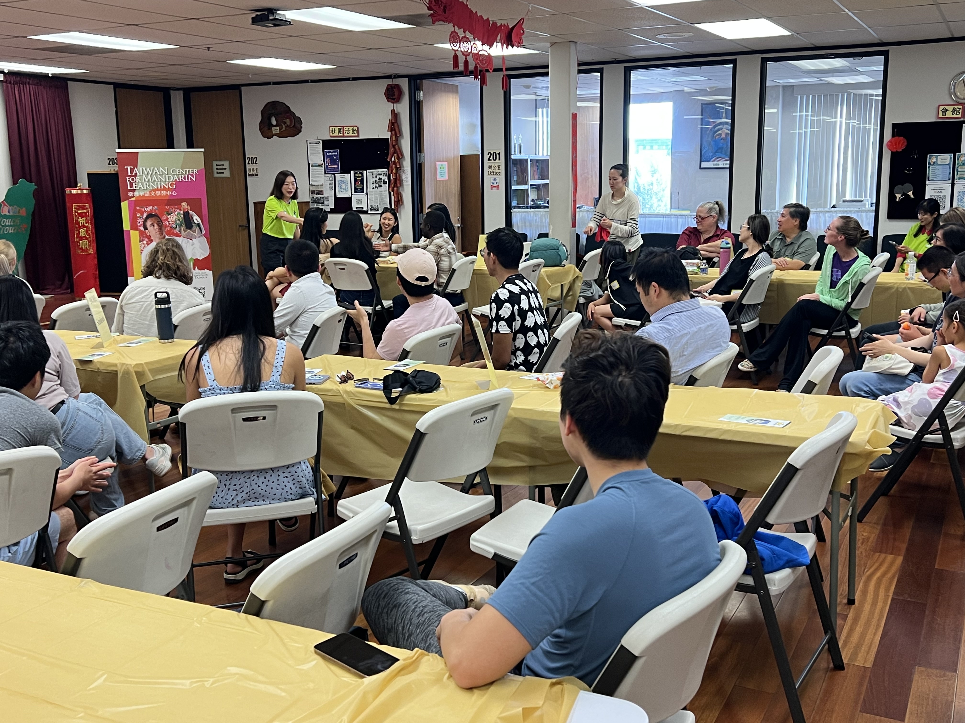 參與社區主流民眾及TCML學員專心聆聽老師解說中秋節的故事