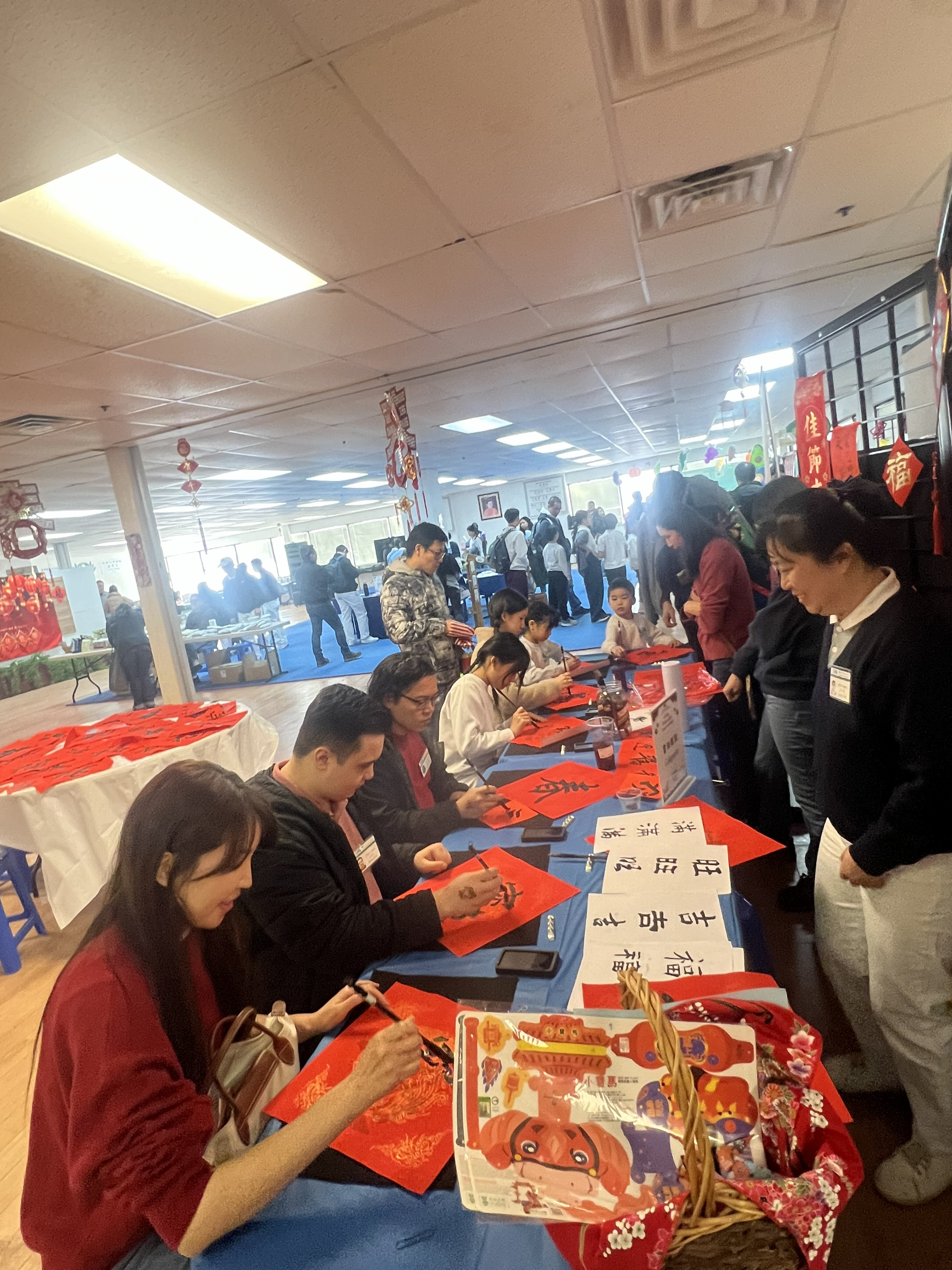 春聯攤位深受大家喜愛，為新春增添濃濃年味