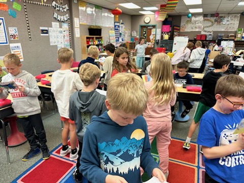 猶他州德柏國小同學爭相閱讀北市再興小學同學寄來的交流卡片