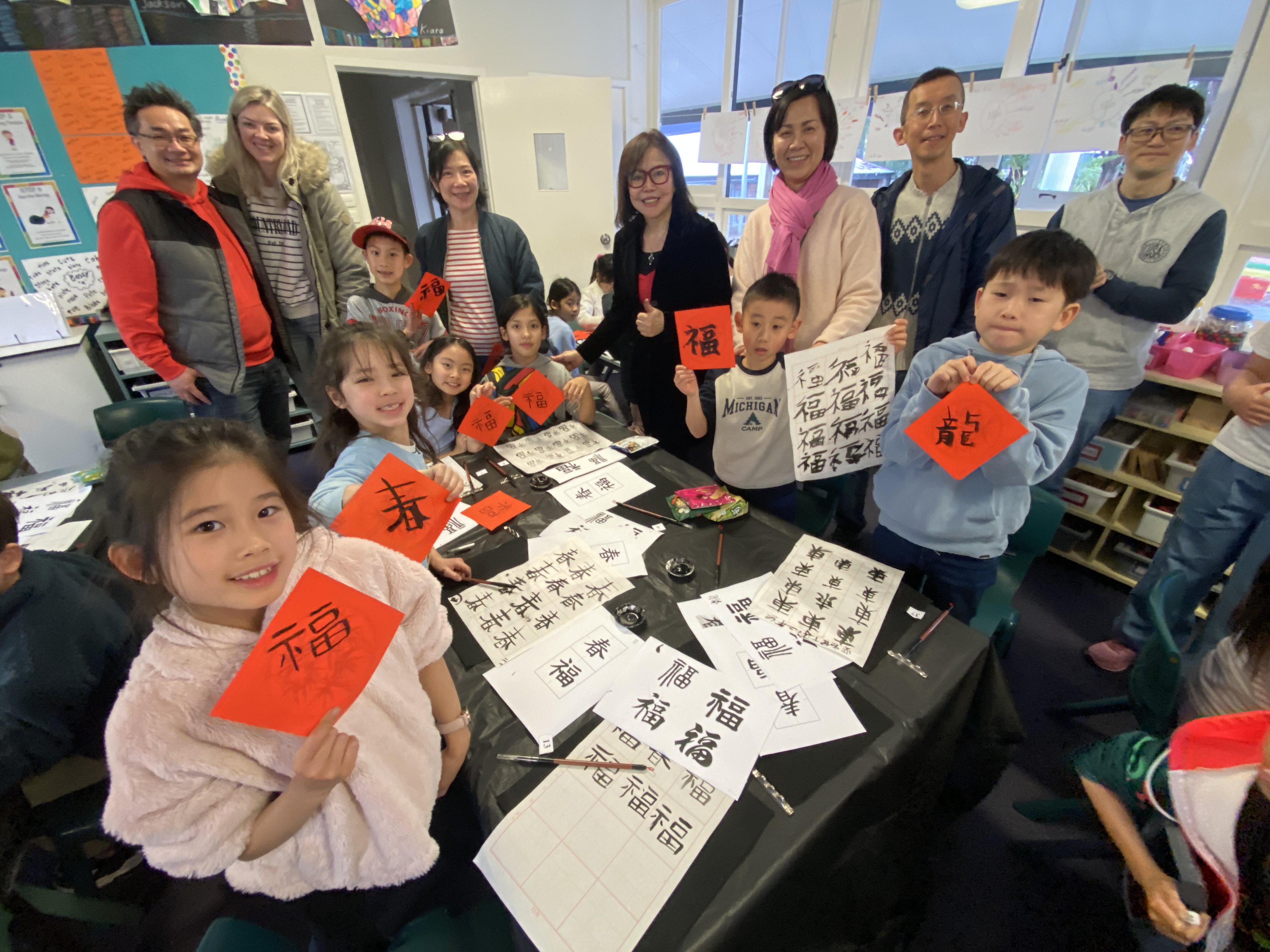 二年級同學也表現不俗，完成春聯的「春」、「福」、「龍」