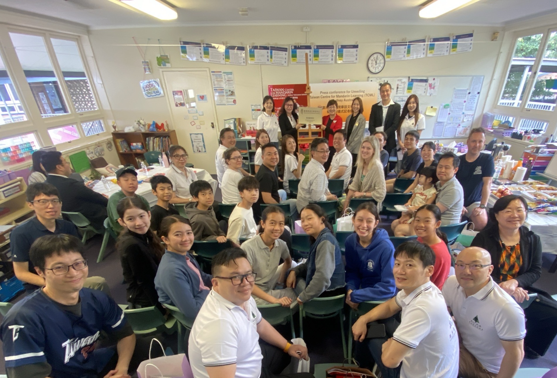 徐委員長親切的和揭牌儀式出席的記者和貴賓們共同合影留念。 