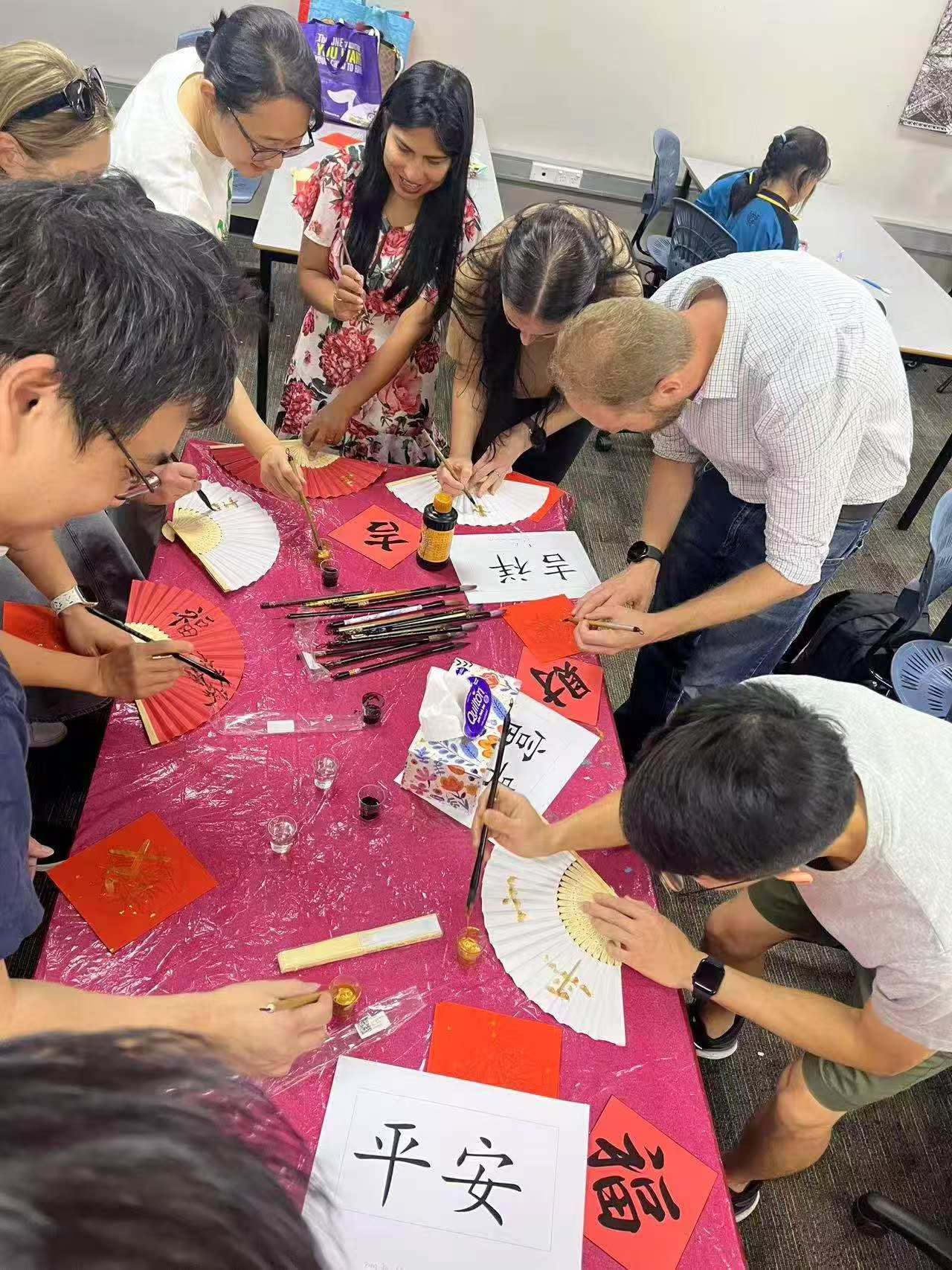 家長在扇子上提吉祥話，透過活動感受書法藝術的魅力。