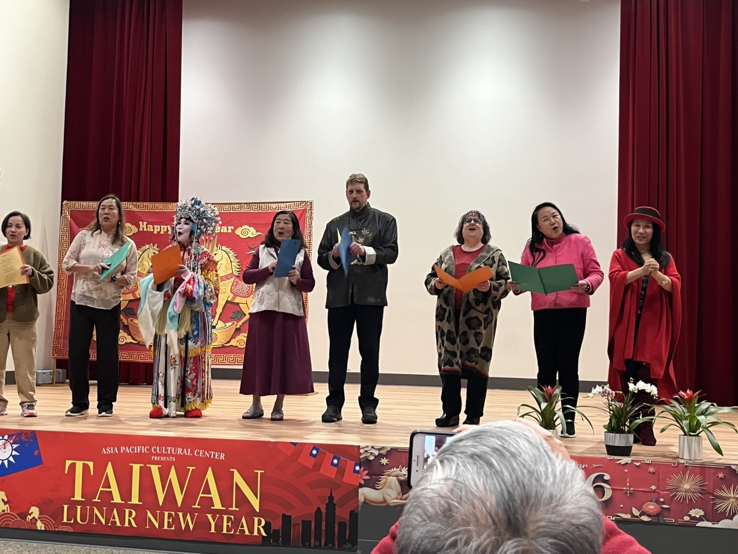 TCML薪傳學生老師與友人表演「恭喜恭喜」