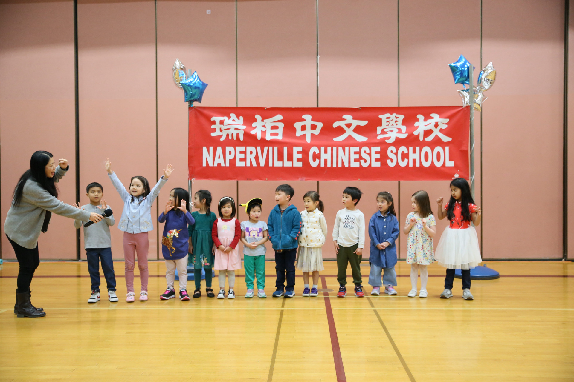 幼小和幼大班的歌唱表演