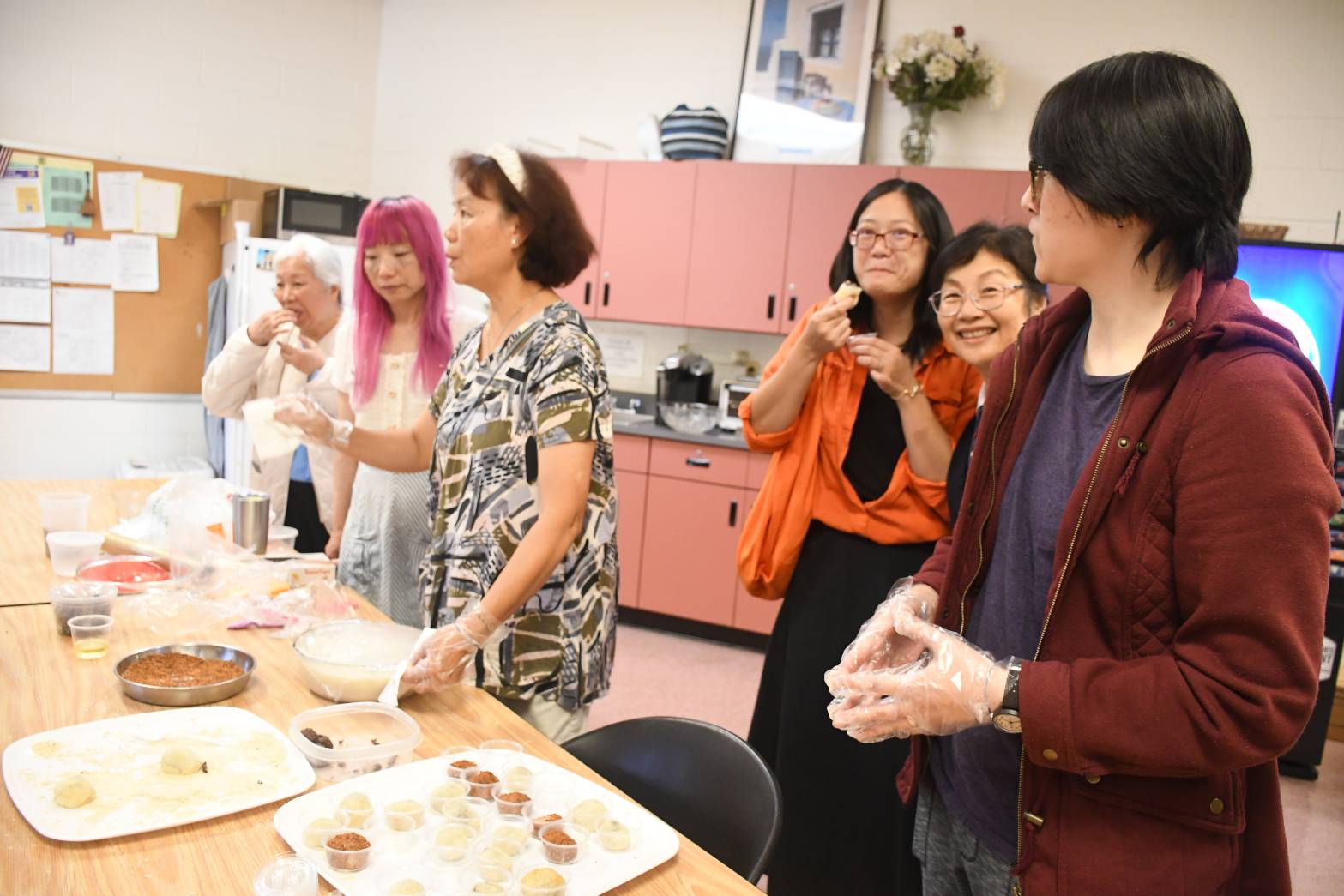 麻糬製作完成後，學員們歡喜交流心得，品嚐親手完成的麻糬。