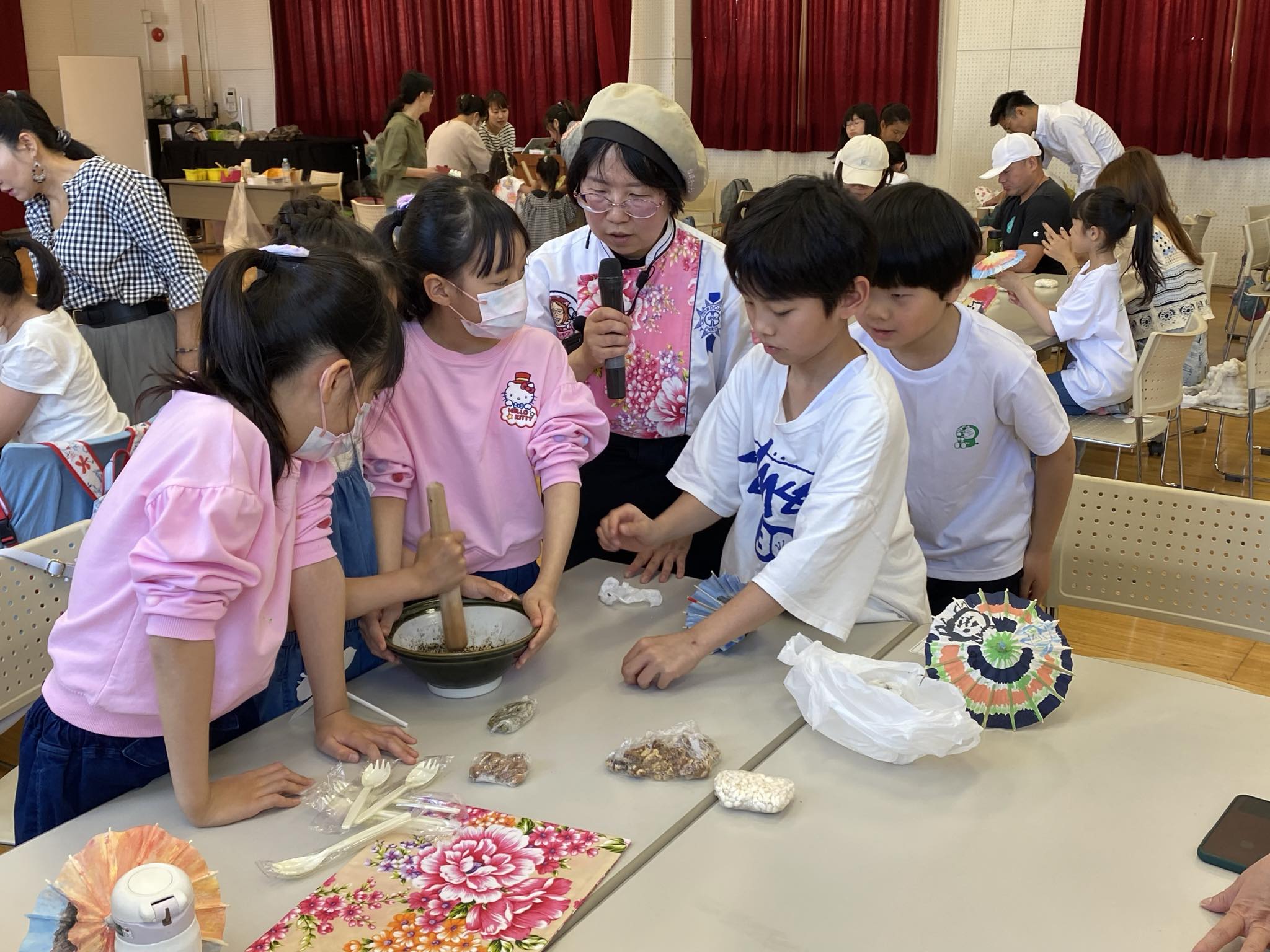 陳洳豔老師指導小朋友們一起做擂茶