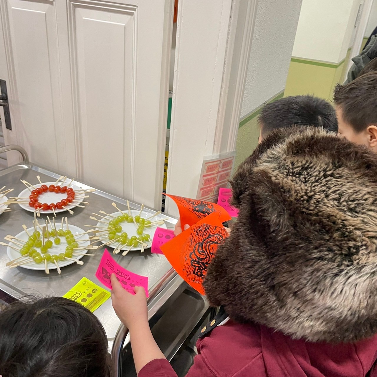 學生闖關活動，說吉祥話，品嚐糖葫蘆。