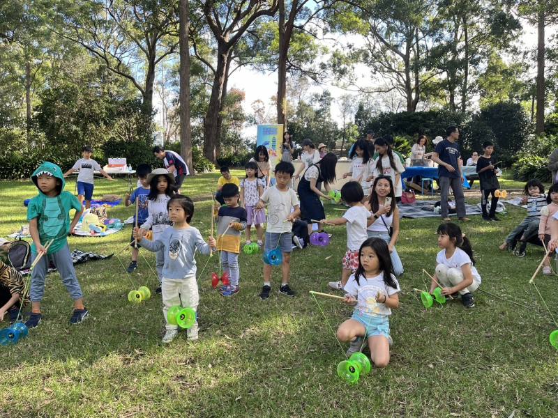 學生和家長在絢麗的午後一起玩扯鈴