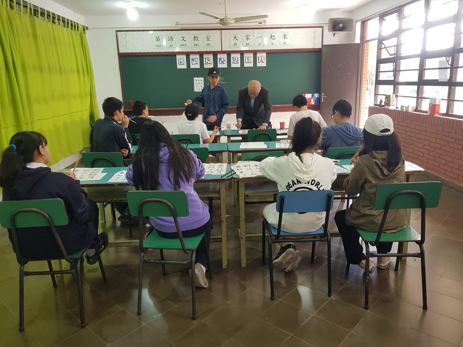 老師示範書法供同學學習