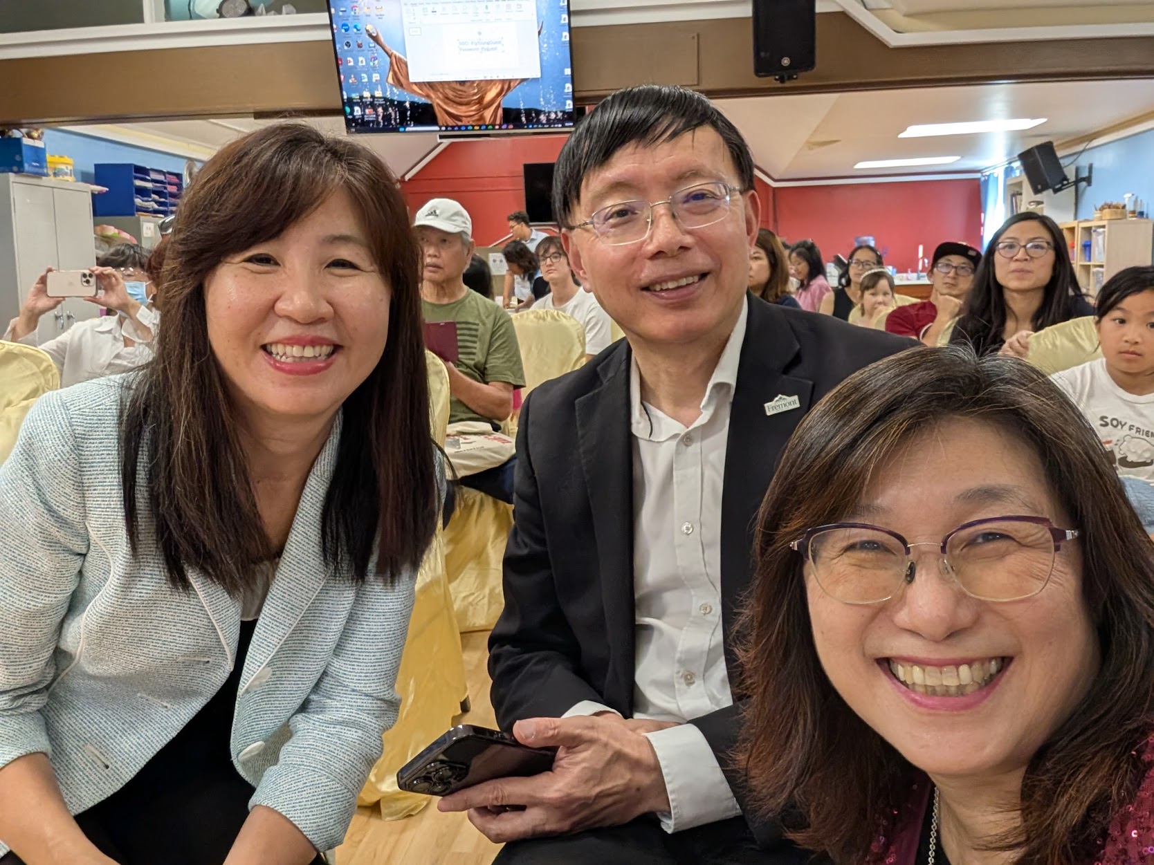 Fremont市議員邵陽與愛飛揚中文學校校長合照