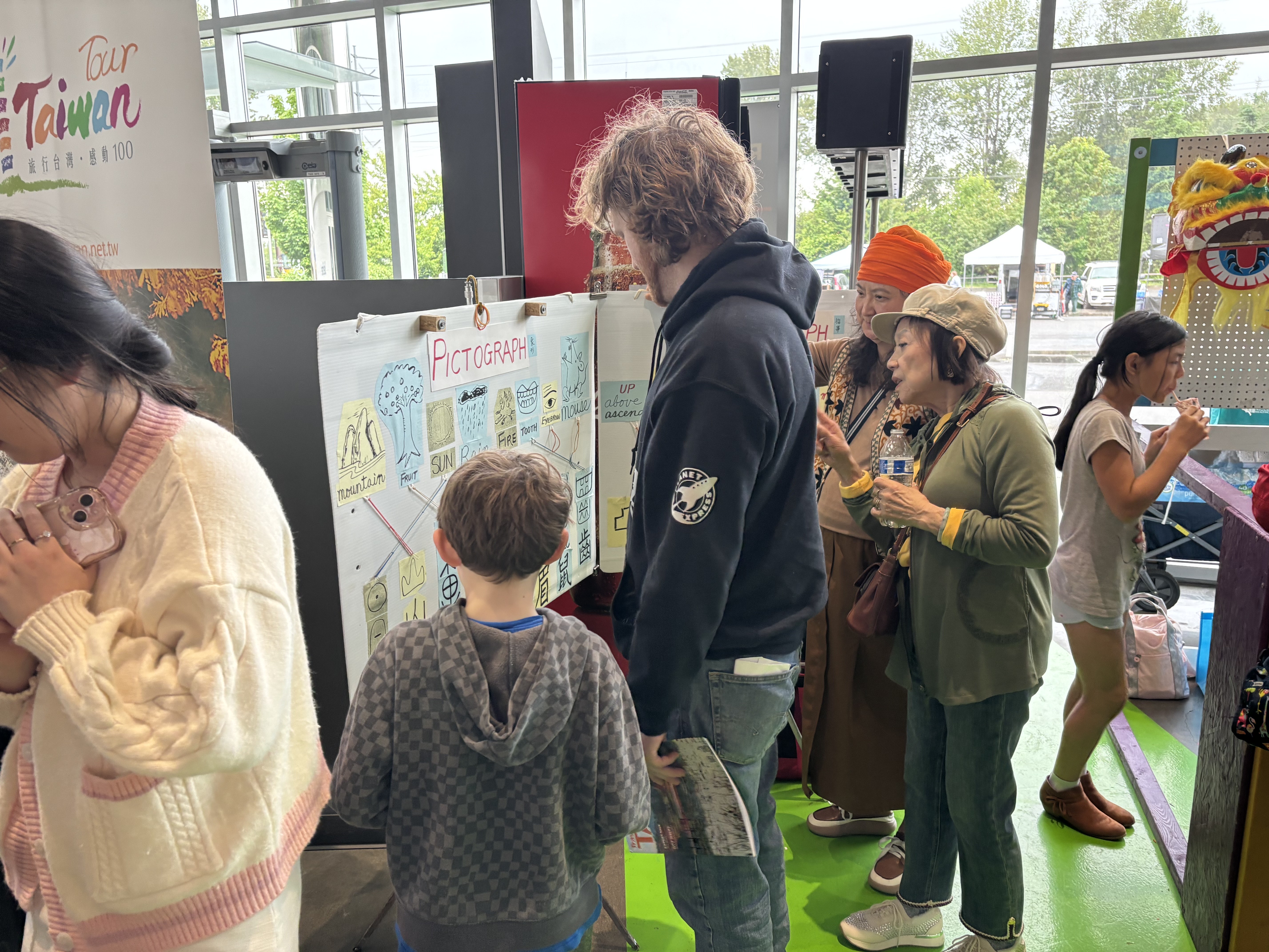 象形文字看板由張良枝老師帶領一年級學生負責講解與會民眾
