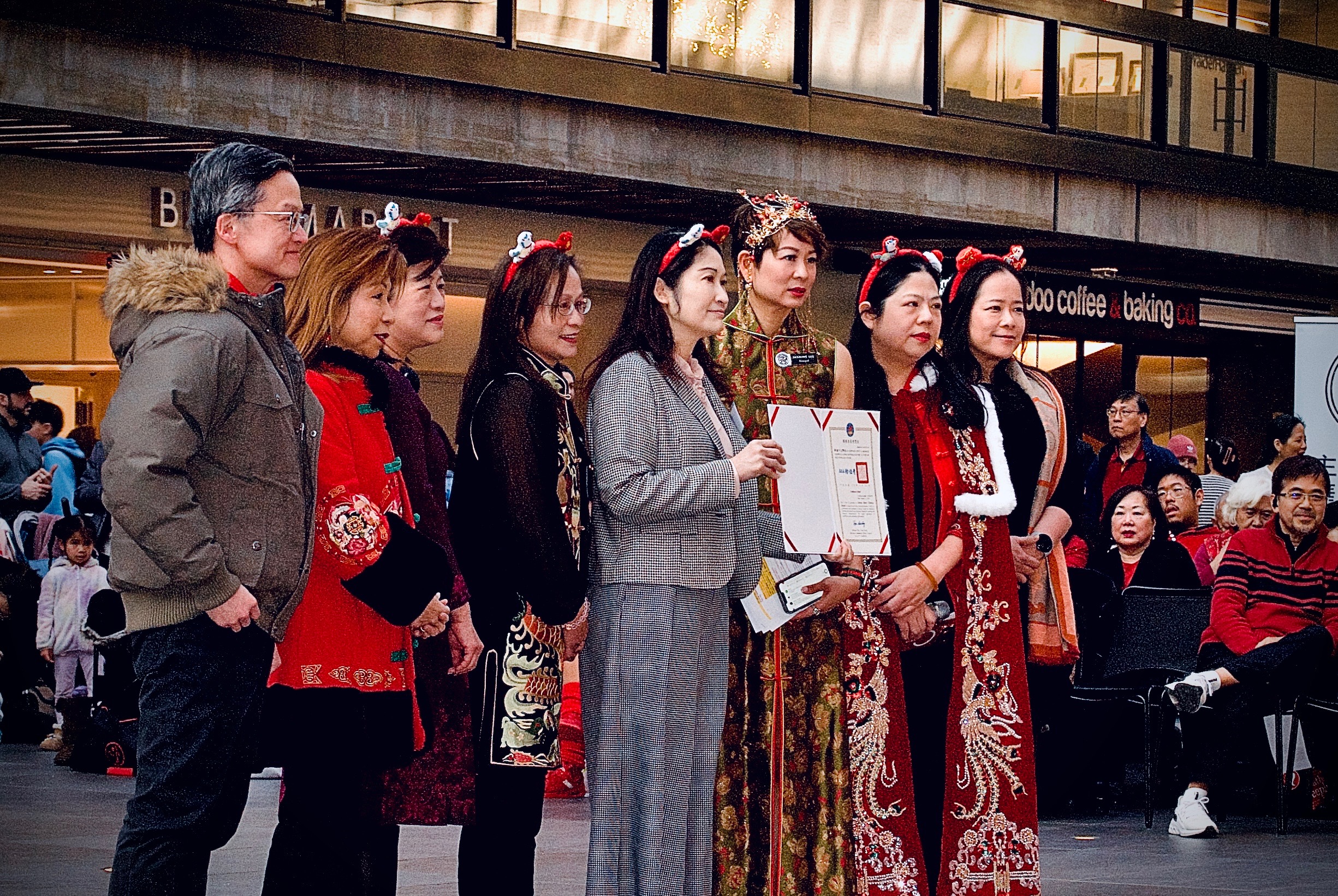 左起：高雄醫學大學大紐約校友會鄭詩宗醫師、RWJ醫院華人醫療服務李安琪、博根中校TCML林淑萍、六葉基金會李珠瑛、紐約文教中心主任王怡如、新海中校校長林依靜、新海TCML主任江海寧、北澤西台灣同鄉會會長呂綺偉。紐約文教中心主任王怡如於現場頒發新海TCML「優良」評鑑殊榮，肯定教學與推廣成果。