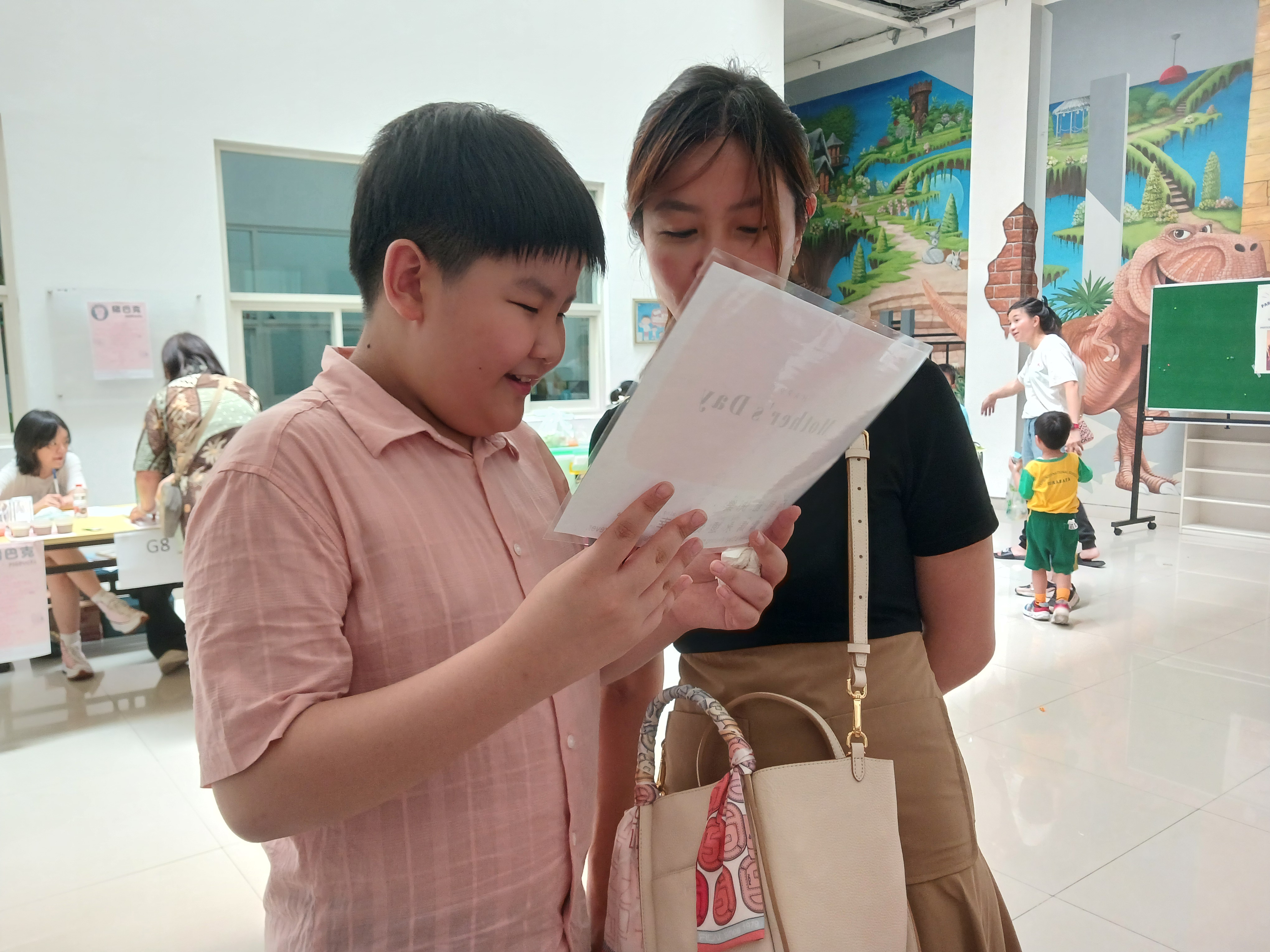 2024泗水臺校正體漢字文化節活動＜親子FUN華語＞，四年級學生教媽媽說華語