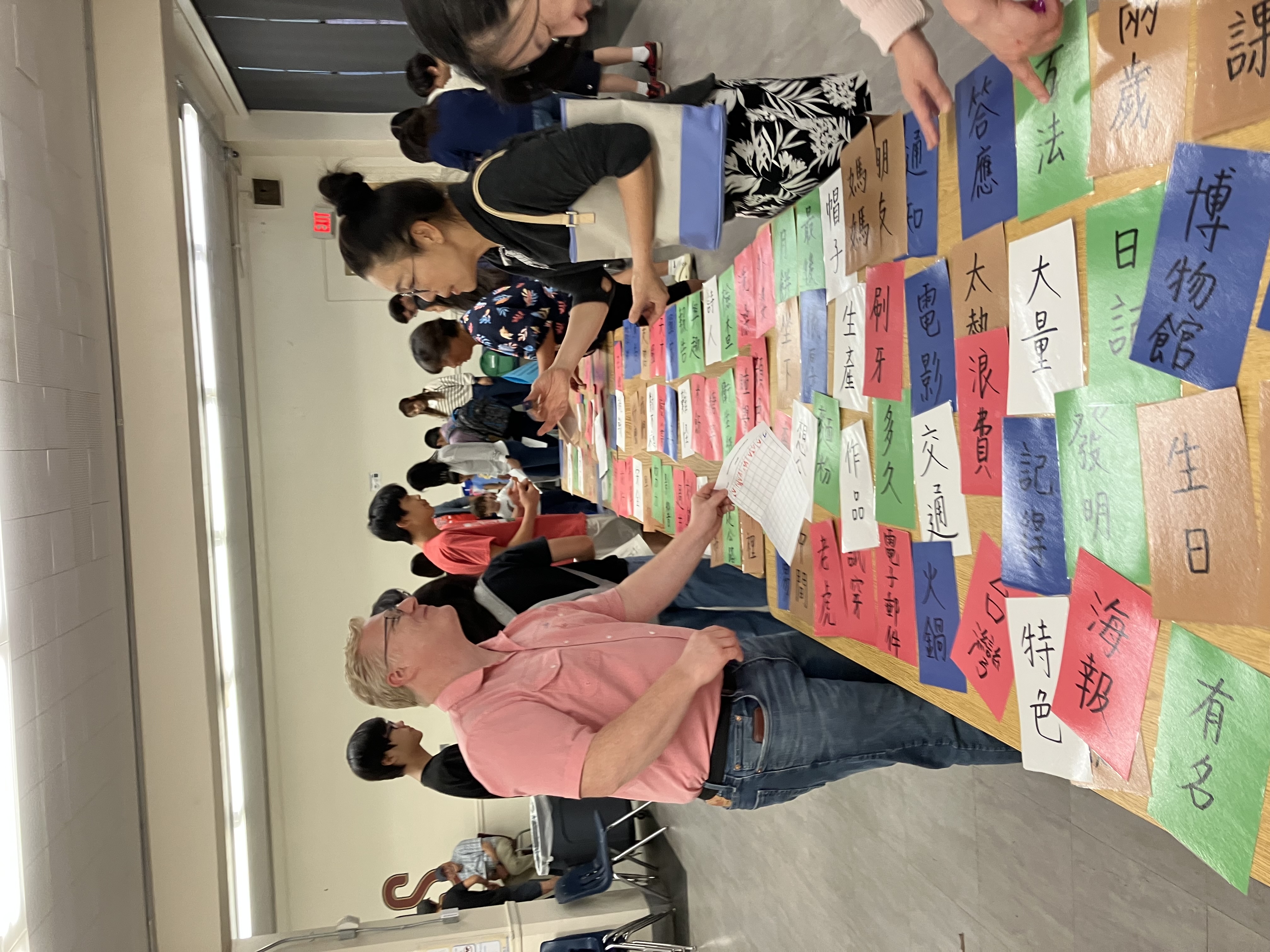 學生們和家長們一起參加「大家來釣魚」