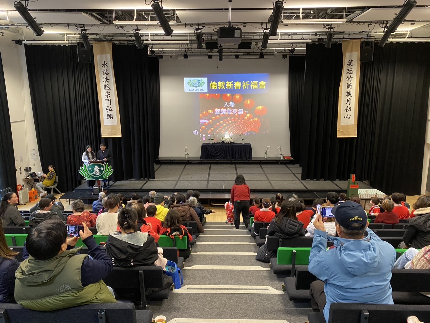 駐英代表處江公使雅綺與僑務組葉帝余組長領取2026馬年福慧紅包