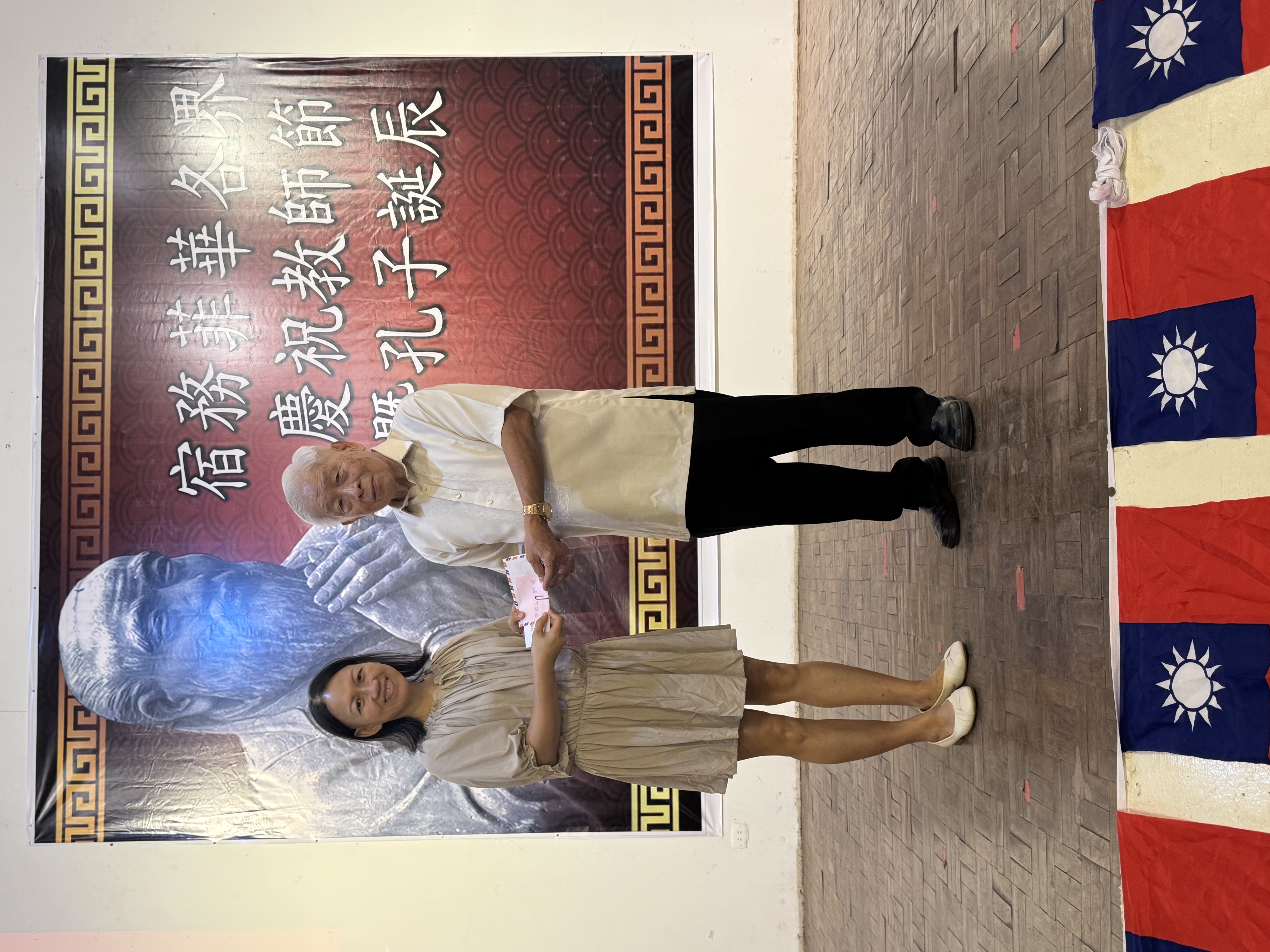 鄭宗傑(右)頒發邵麗華老師獎勵金