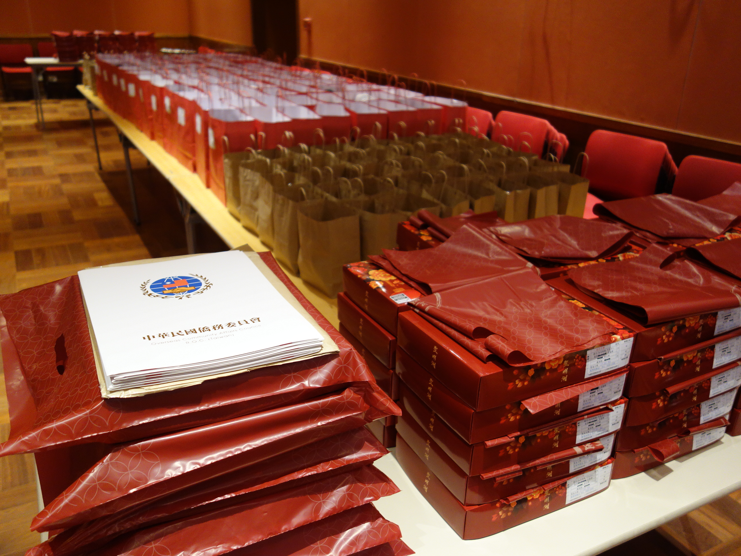 辦事處和僑界先進及大會提供的月餅和禮物及餐盒