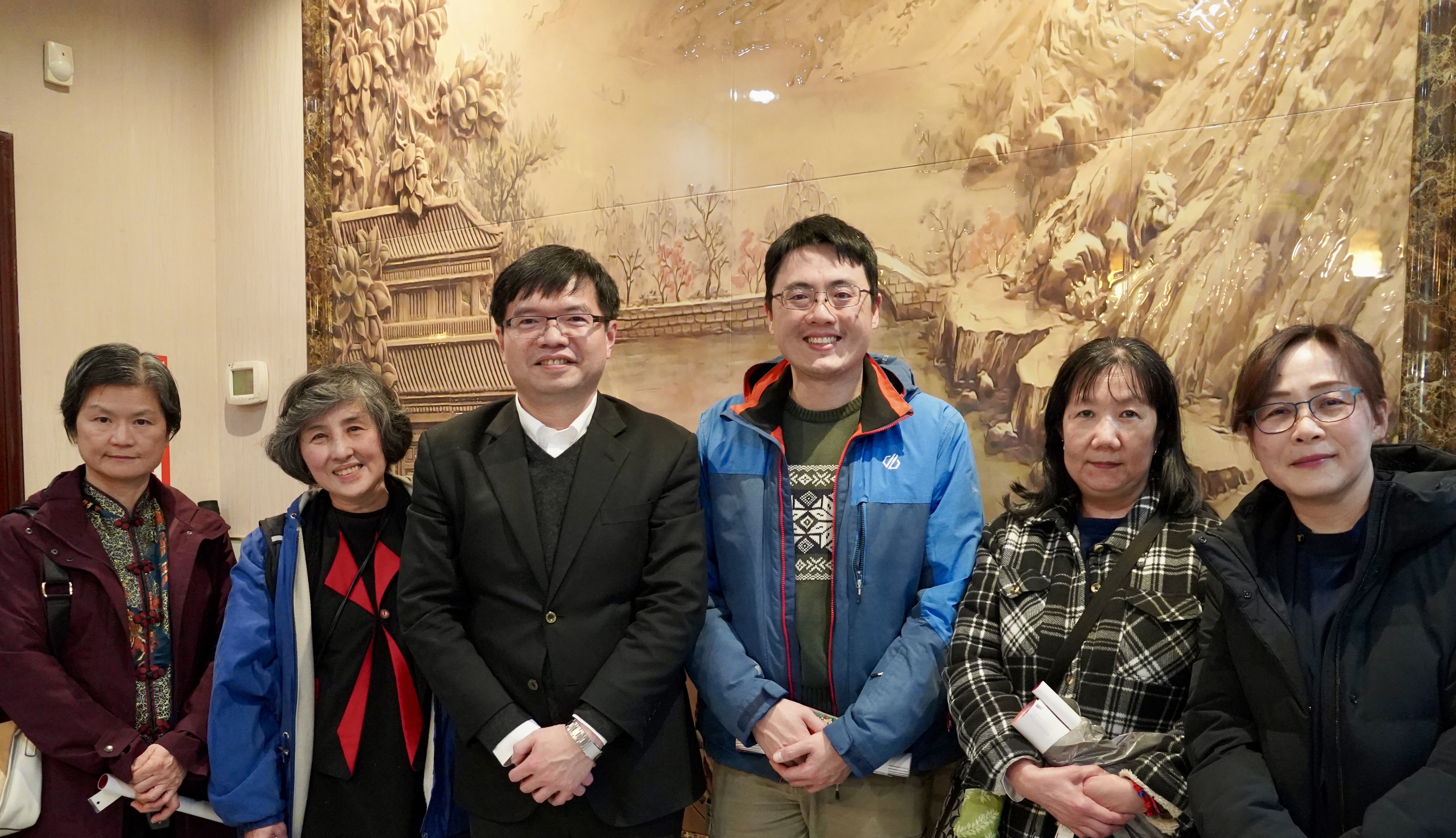 西雅圖華僑服務中心主任王偉讚, 特地親自送來紅包和春聯, 月曆, 蛇年頭飾等物品!